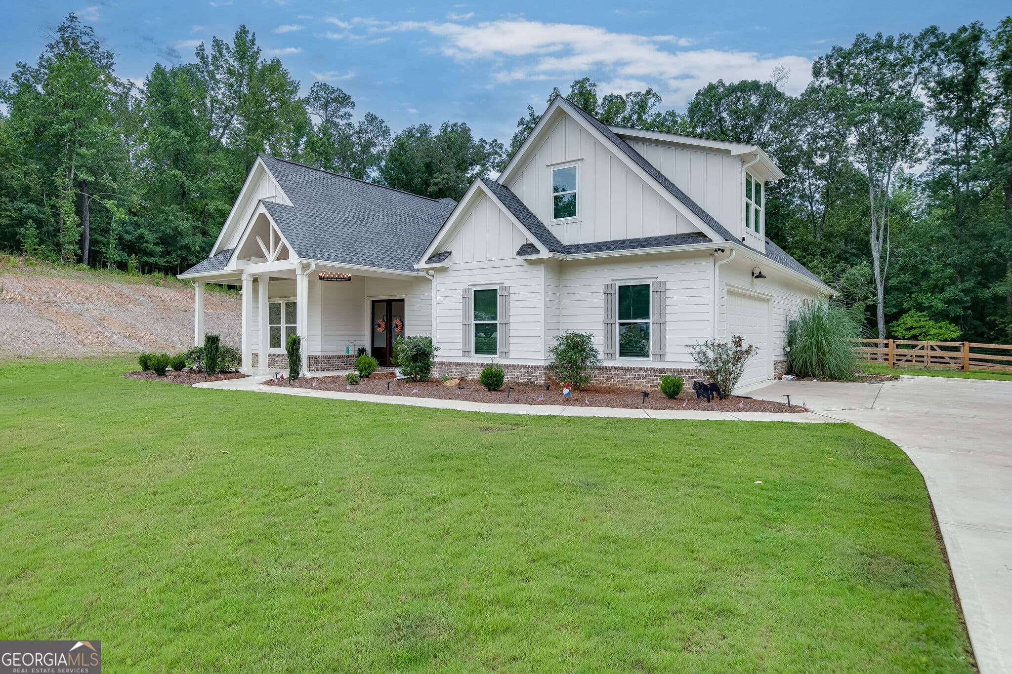 4 bedroom, 2.5 bathroom, 2,793 sq ft single family residence for sale at 1077 Riverstone Drive, Social Circle, GA 30025 — photo 2