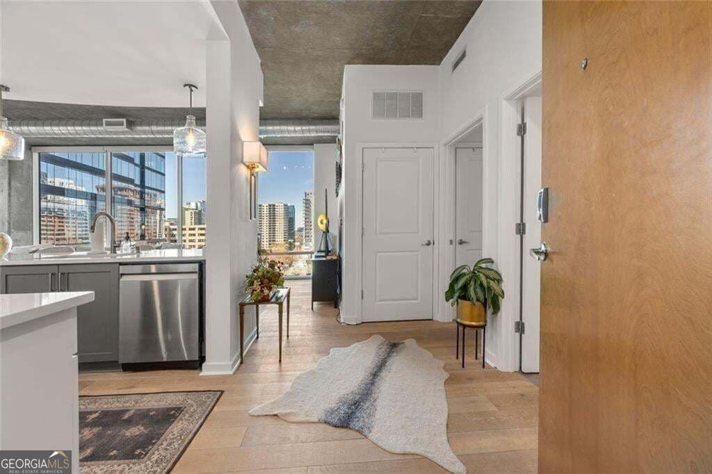 1 bedroom, 1 bathroom, 897 sq ft condominium for sale at 923 Peachtree Street 939, Atlanta, GA 30309 — photo 3