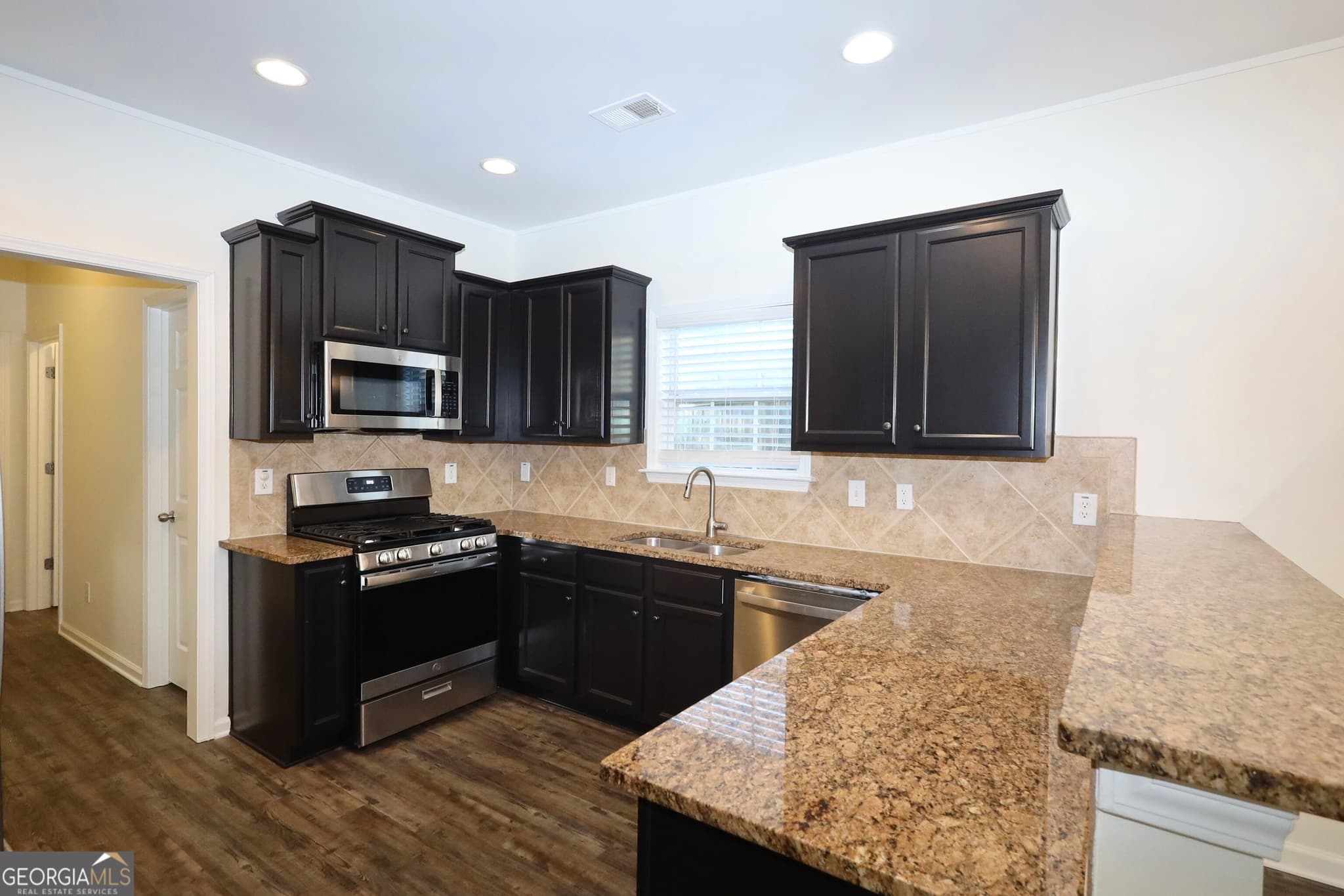 3 bedroom, 2.5 bathroom, 1,808 sq ft single family residence for sale at 2610 Cottage View Way, Cumming, GA 30040 — photo 7