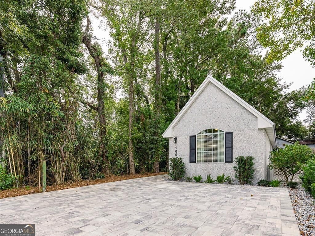 2 bedroom, 2 bathroom, 816 sq ft single family residence for rent at 105 Palmetto Street, St. Simons, GA 31522 for $2,495 a month — photo 2