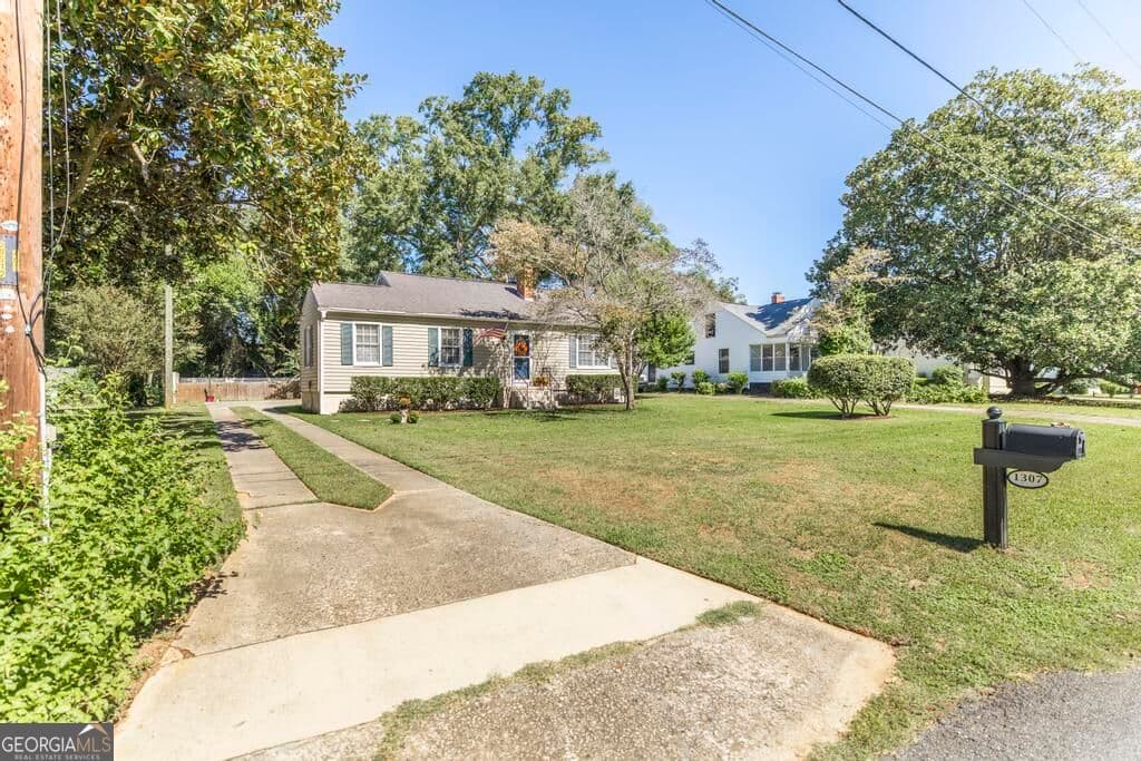 3 bedroom, 1 bathroom, 1,186 sq ft single family residence for sale at 1307 Georgia Avenue, Perry, GA 31036 — photo 2