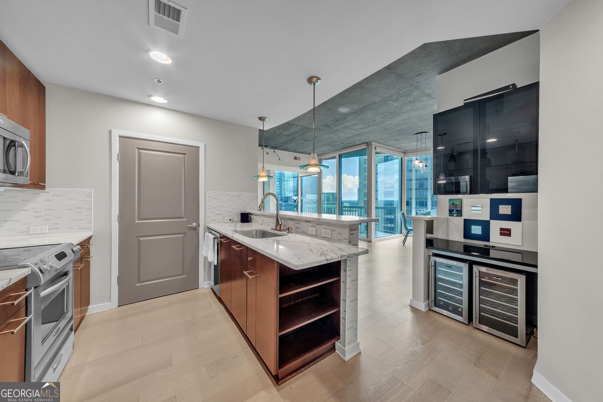 2 bedroom, 2 bathroom, 1,223 sq ft condominium for sale at 3324 Peachtree Road 1401, Atlanta, GA 30326 — photo 2