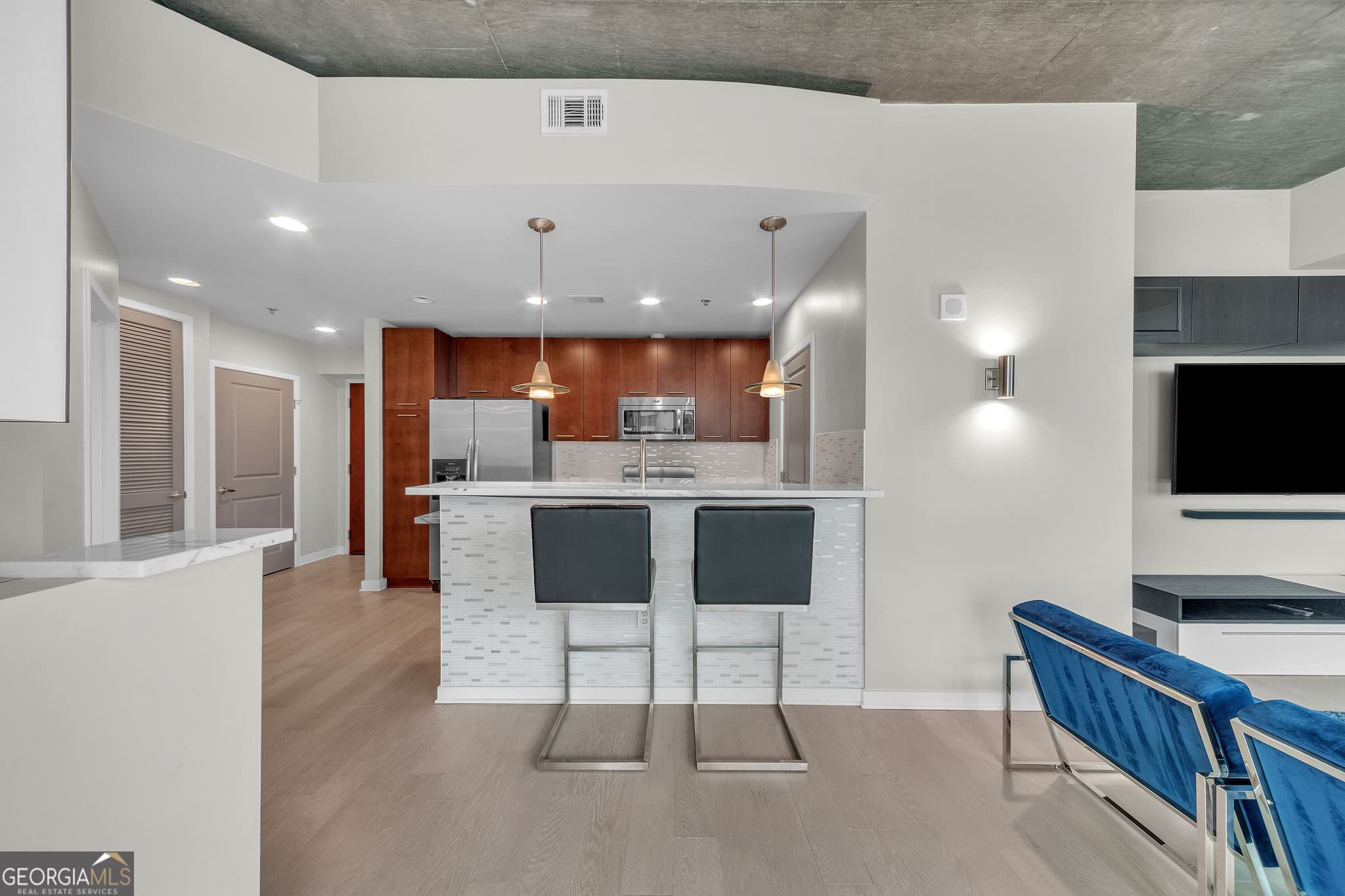 2 bedroom, 2 bathroom, 1,223 sq ft condominium for sale at 3324 Peachtree Road 1401, Atlanta, GA 30326 — photo 6