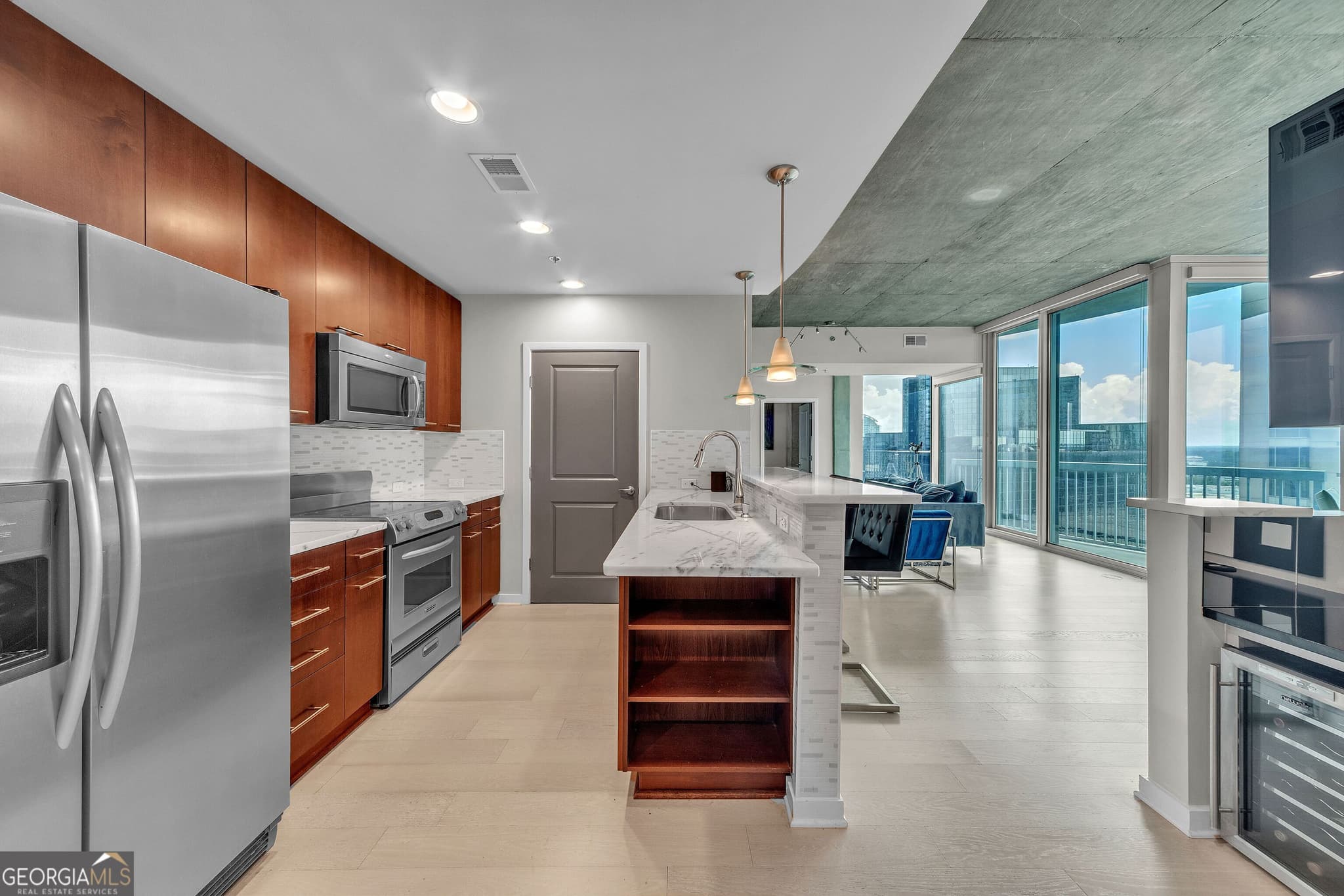 2 bedroom, 2 bathroom, 1,223 sq ft condominium for sale at 3324 Peachtree Road 1401, Atlanta, GA 30326 — photo 1 of 44
