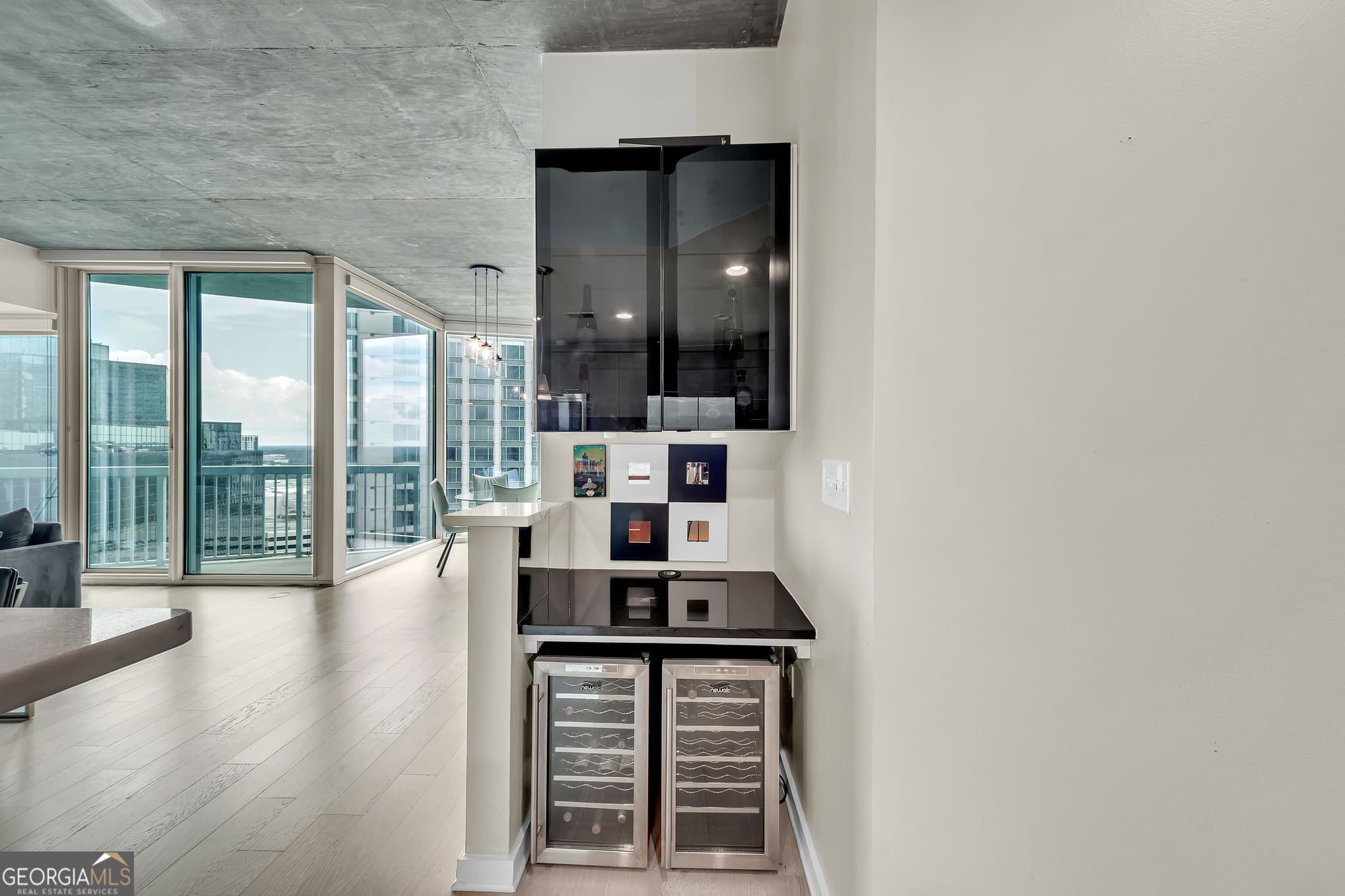 2 bedroom, 2 bathroom, 1,223 sq ft condominium for sale at 3324 Peachtree Road 1401, Atlanta, GA 30326 — photo 5