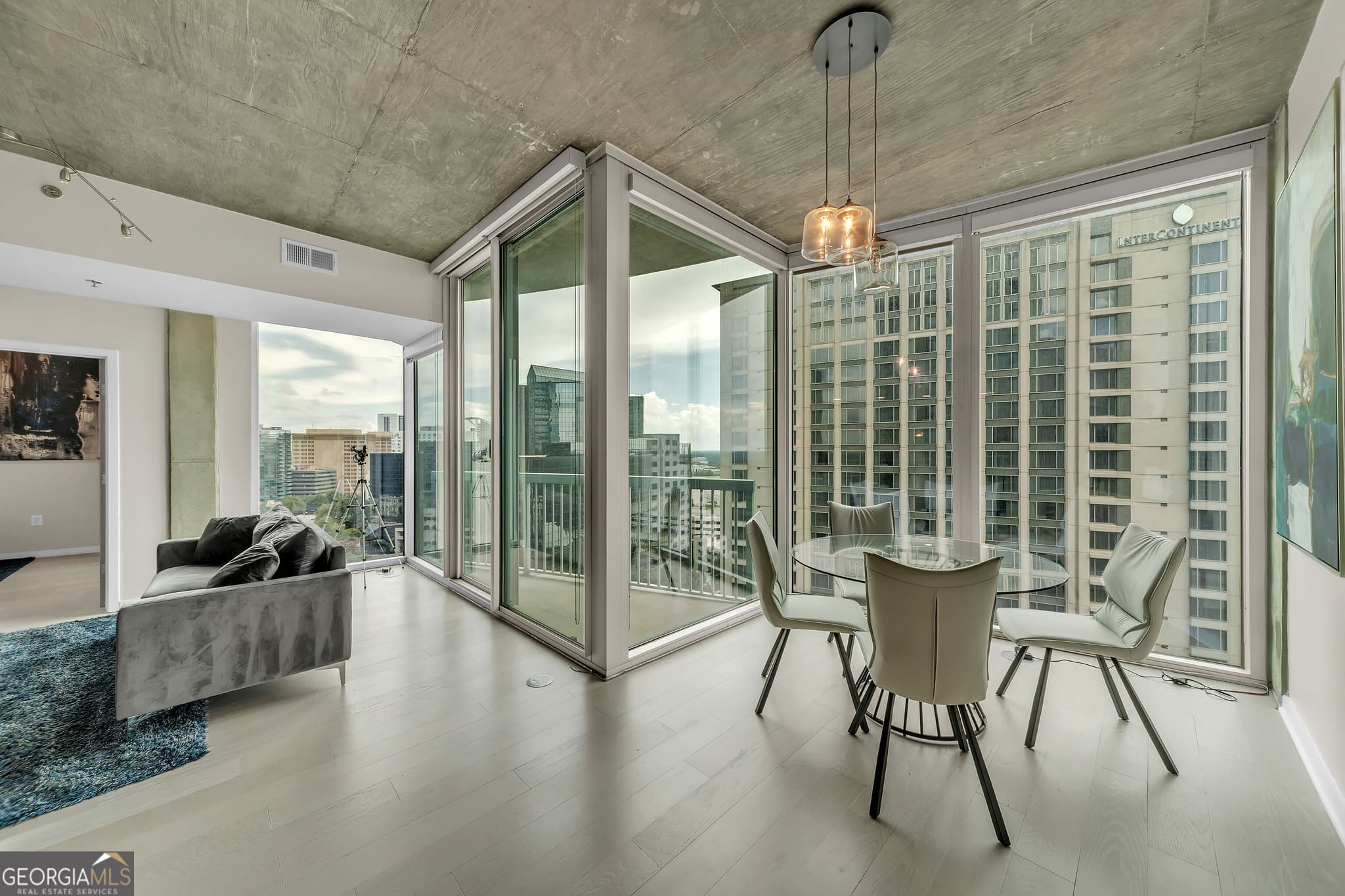 2 bedroom, 2 bathroom, 1,223 sq ft condominium for sale at 3324 Peachtree Road 1401, Atlanta, GA 30326 — photo 9