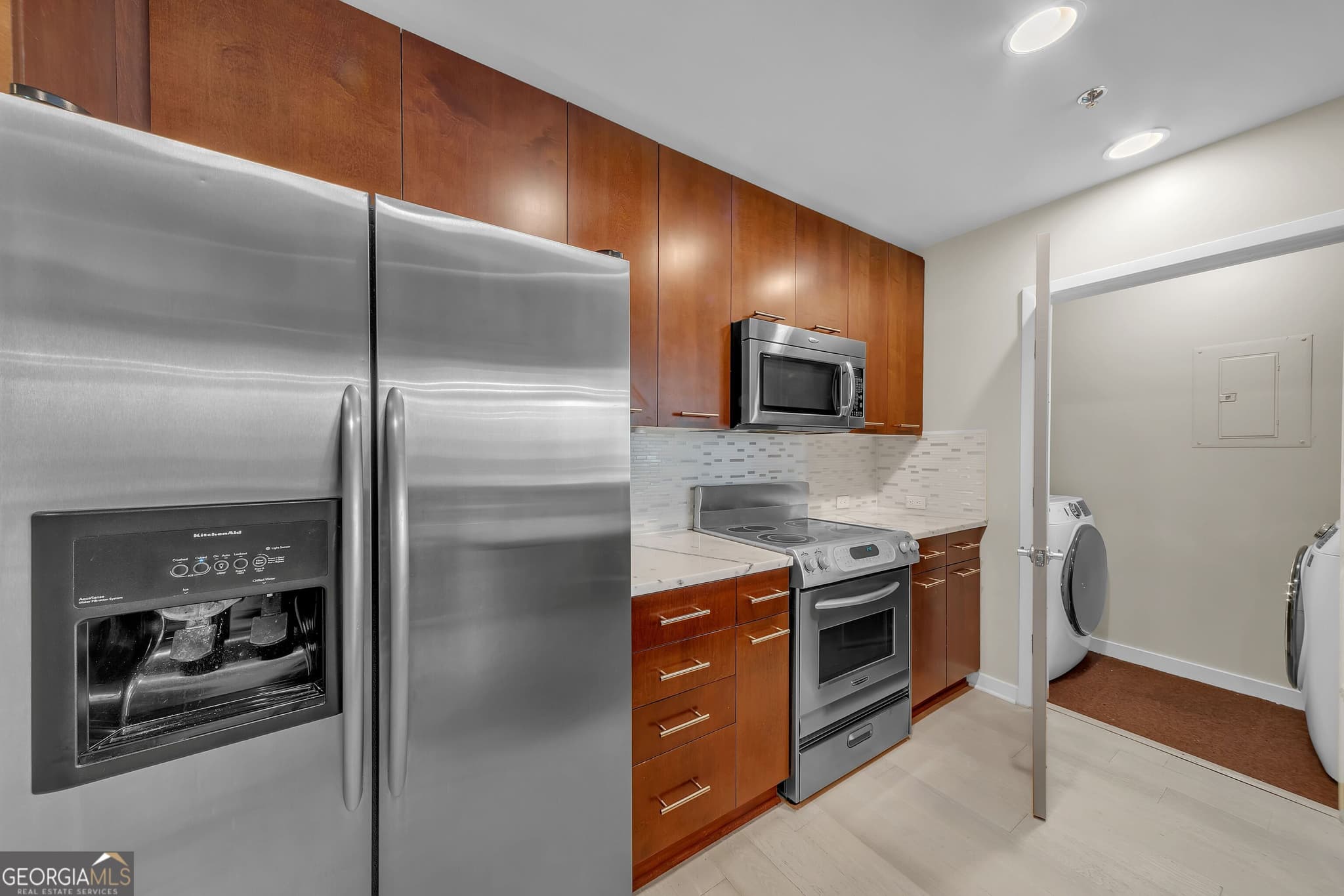 2 bedroom, 2 bathroom, 1,223 sq ft condominium for sale at 3324 Peachtree Road 1401, Atlanta, GA 30326 — photo 4
