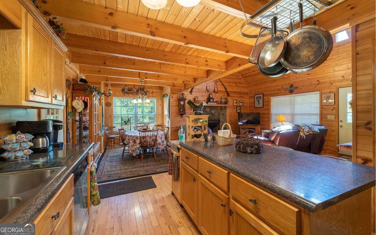 3 bedroom, 3 bathroom, 1,820 sq ft cabin,single family residence for sale at 139 Gladys Lane, Young Harris, GA 30582 — photo 7