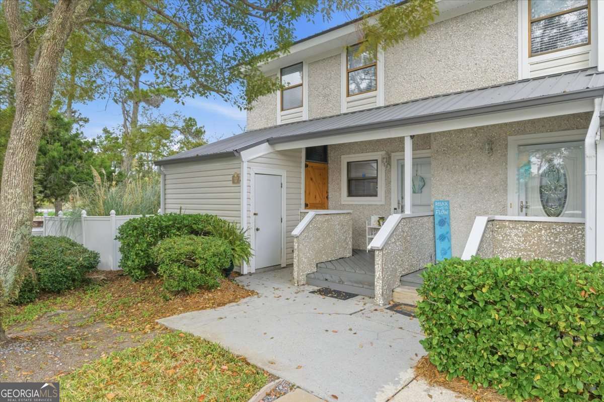 3 bedroom, 1.5 bathroom, 1,344 sq ft condominium for sale at 1000 Sea Island Road #68, St. Simons, GA 31522 — photo 2