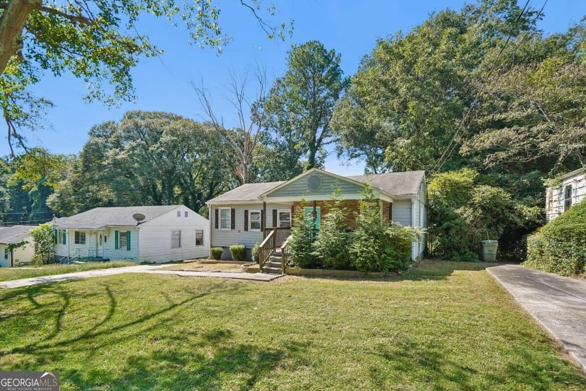 3 bedroom, 2 bathroom, 1,190 sq ft single family residence for sale at 1367 Kenilworth Drive, Atlanta, GA 30310 — photo 3