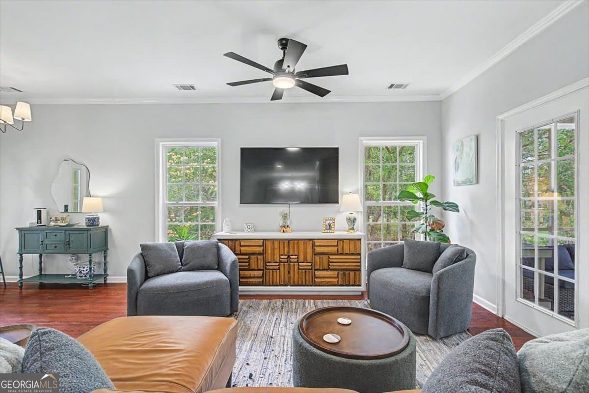 3 bedroom, 2 bathroom, 1,901 sq ft single family residence for sale at 2 Brewster Street, Savannah, GA 31419 — photo 9