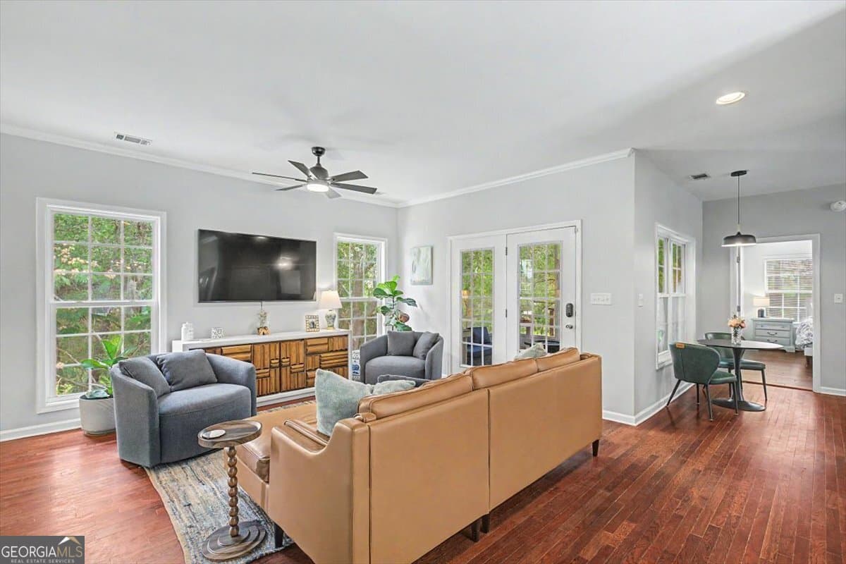 3 bedroom, 2 bathroom, 1,901 sq ft single family residence for sale at 2 Brewster Street, Savannah, GA 31419 — photo 10