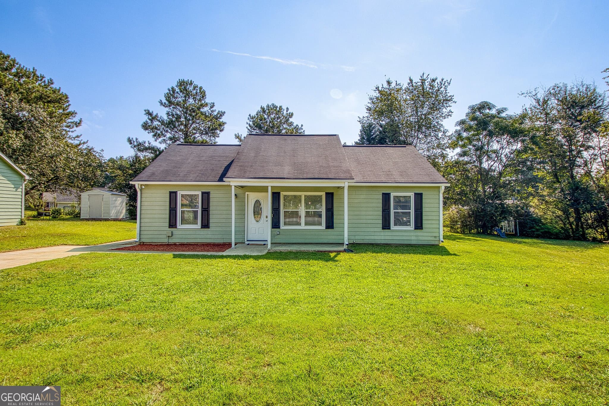 3 bedroom, 2 bathroom, 1,144 sq ft single family residence for sale at 32 Oak Street, Newnan, GA 30263 — photo 2