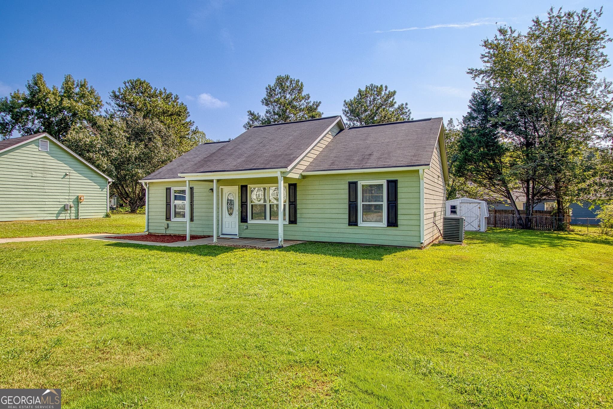 3 bedroom, 2 bathroom, 1,144 sq ft single family residence for sale at 32 Oak Street, Newnan, GA 30263 — photo 3