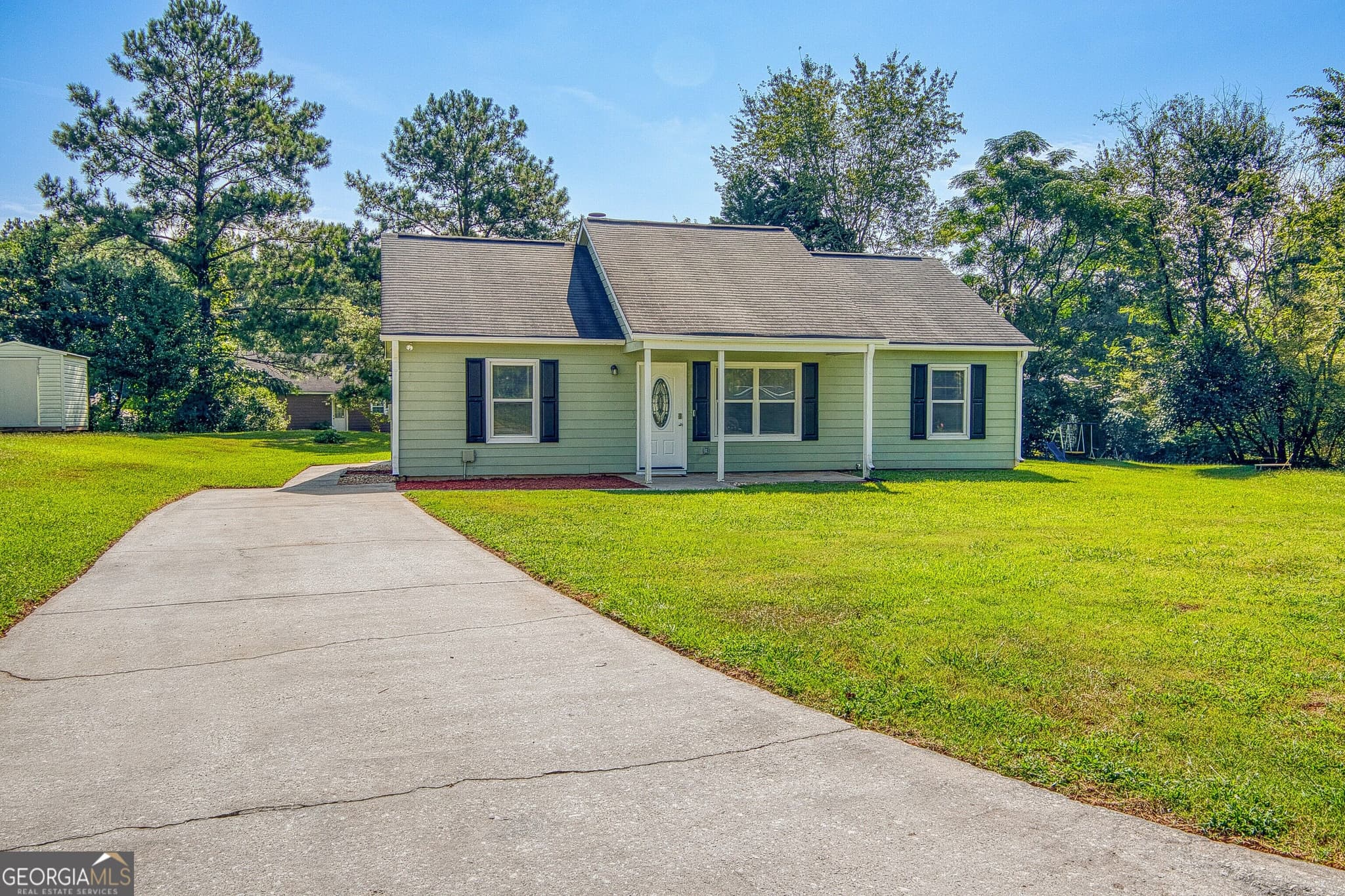 3 bedroom, 2 bathroom, 1,144 sq ft single family residence for sale at 32 Oak Street, Newnan, GA 30263 — photo 1 of 29