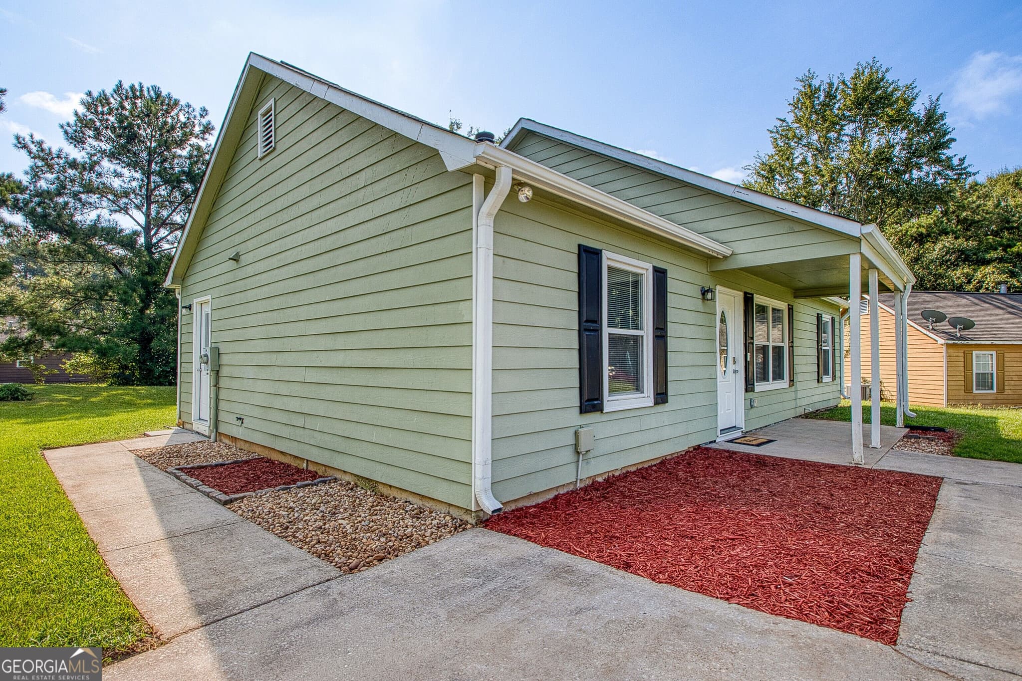 3 bedroom, 2 bathroom, 1,144 sq ft single family residence for sale at 32 Oak Street, Newnan, GA 30263 — photo 5