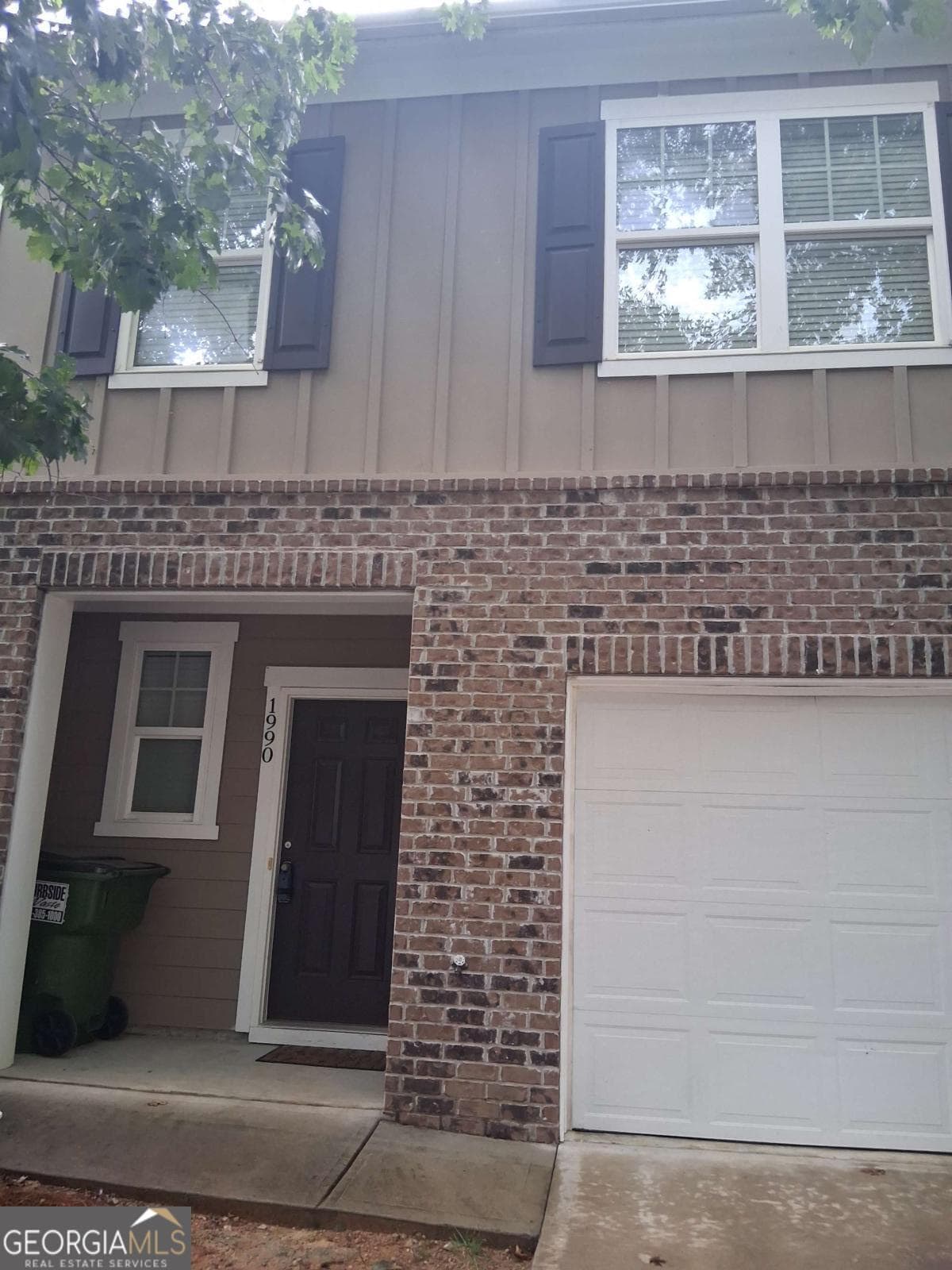 3 bedroom, 2.5 bathroom, 1,589 sq ft townhouse for sale at 1990 E Millstream Hollow, Conyers, GA 30012 — photo 1 of 13