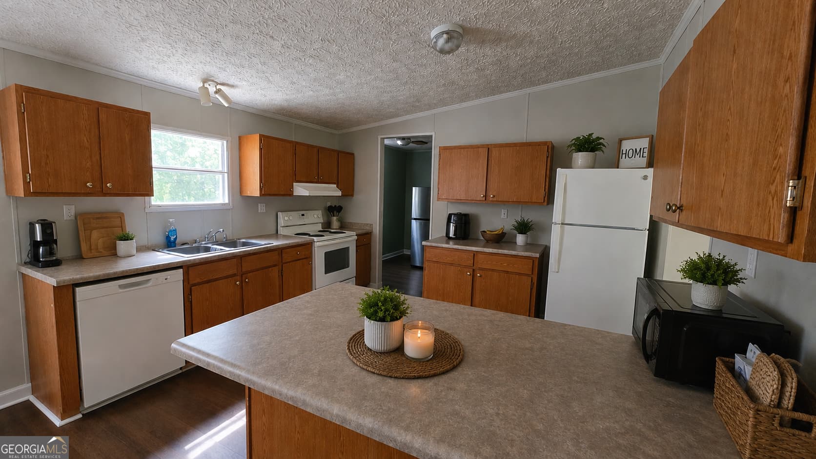 3 bedroom, 2 bathroom, 1,620 sq ft single family residence for sale at 112 Mandy Court, Macon, GA 31217 — photo 3