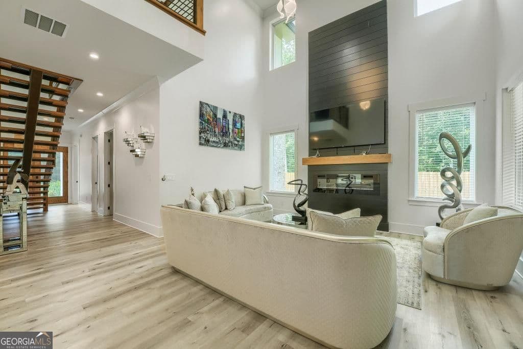 6 bedroom, 5 bathroom, 3,543 sq ft single family residence for sale at 658 Rockbridge Road, Lilburn, GA 30047 — photo 6