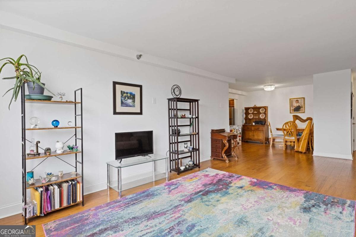 1 bedroom, 1.5 bathroom, 837 sq ft condominium for sale at 2479 Peachtree Road 402, Atlanta, GA 30305 — photo 3