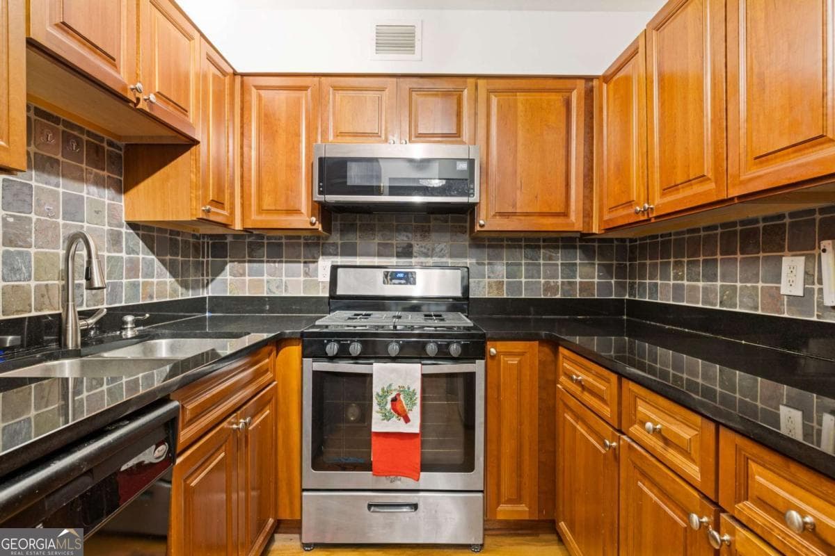 1 bedroom, 1.5 bathroom, 837 sq ft condominium for sale at 2479 Peachtree Road 402, Atlanta, GA 30305 — photo 10