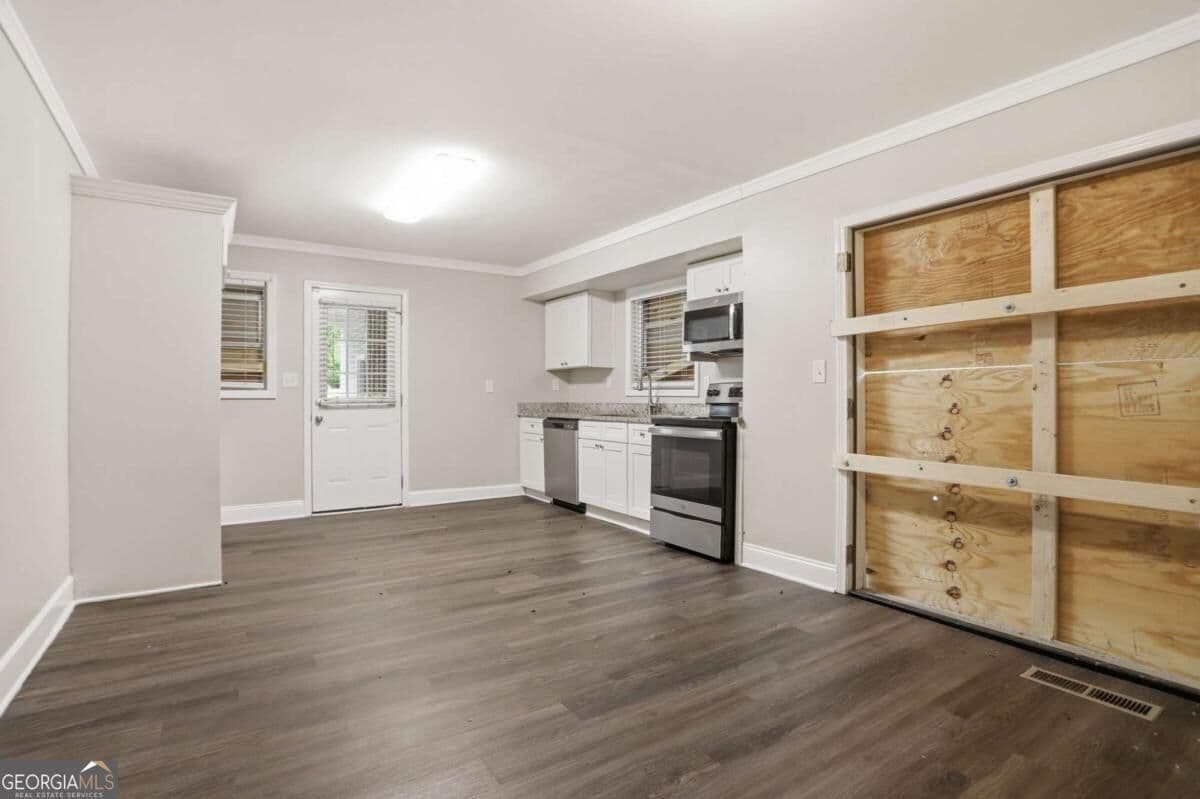 4 bedroom, 2 bathroom, 2,049 sq ft single family residence for sale at 2572 Glenrock Drive, Decatur, GA 30032 — photo 5