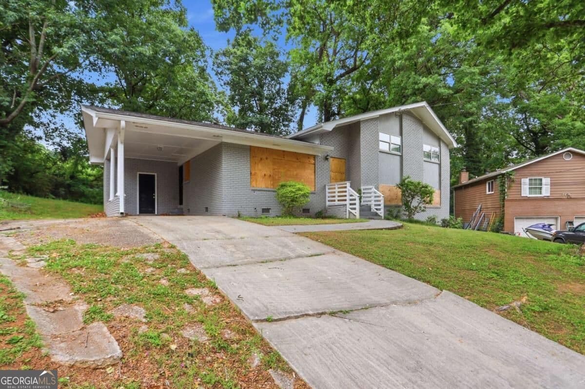 4 bedroom, 2 bathroom, 2,049 sq ft single family residence for sale at 2572 Glenrock Drive, Decatur, GA 30032 — photo 4