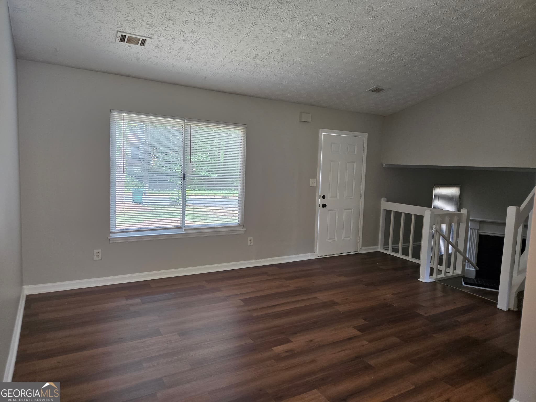 3 bedroom, 2 bathroom, 1,382 sq ft single family residence for sale at 447 Sherwood Circle, Stone Mountain, GA 30087 — photo 2