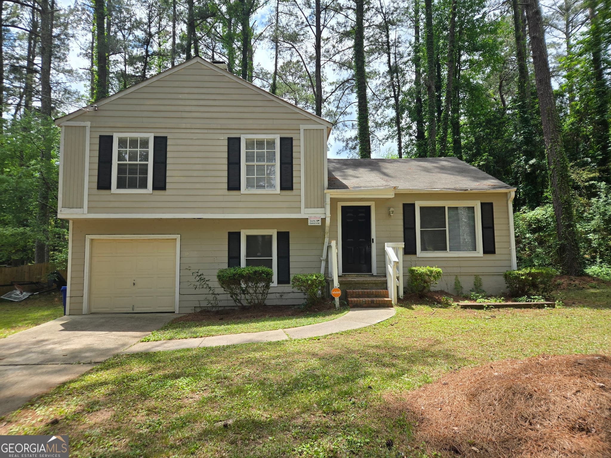 3 bedroom, 2 bathroom, 1,382 sq ft single family residence for sale at 447 Sherwood Circle, Stone Mountain, GA 30087 — photo 1 of 15