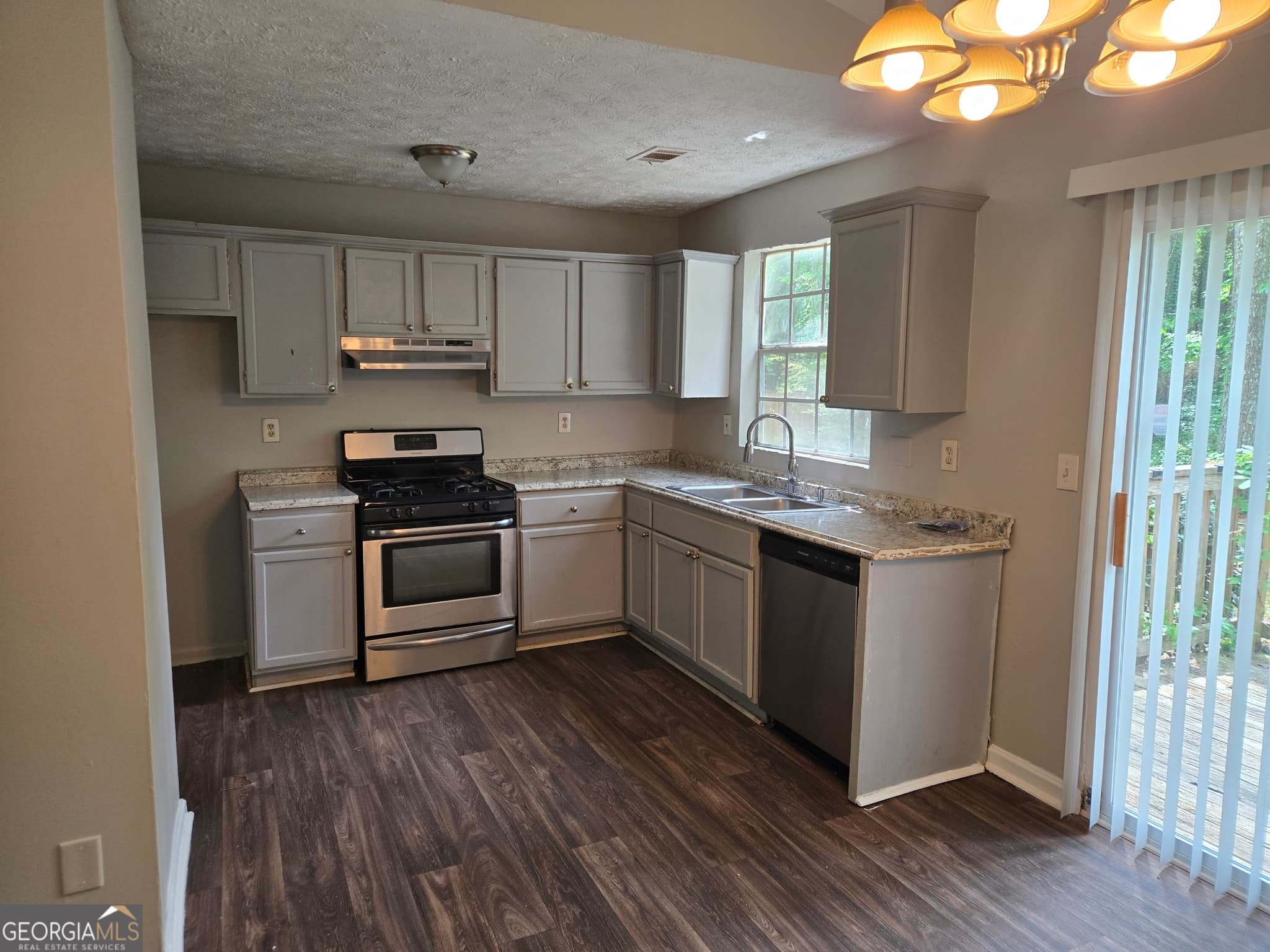 3 bedroom, 2 bathroom, 1,382 sq ft single family residence for sale at 447 Sherwood Circle, Stone Mountain, GA 30087 — photo 5