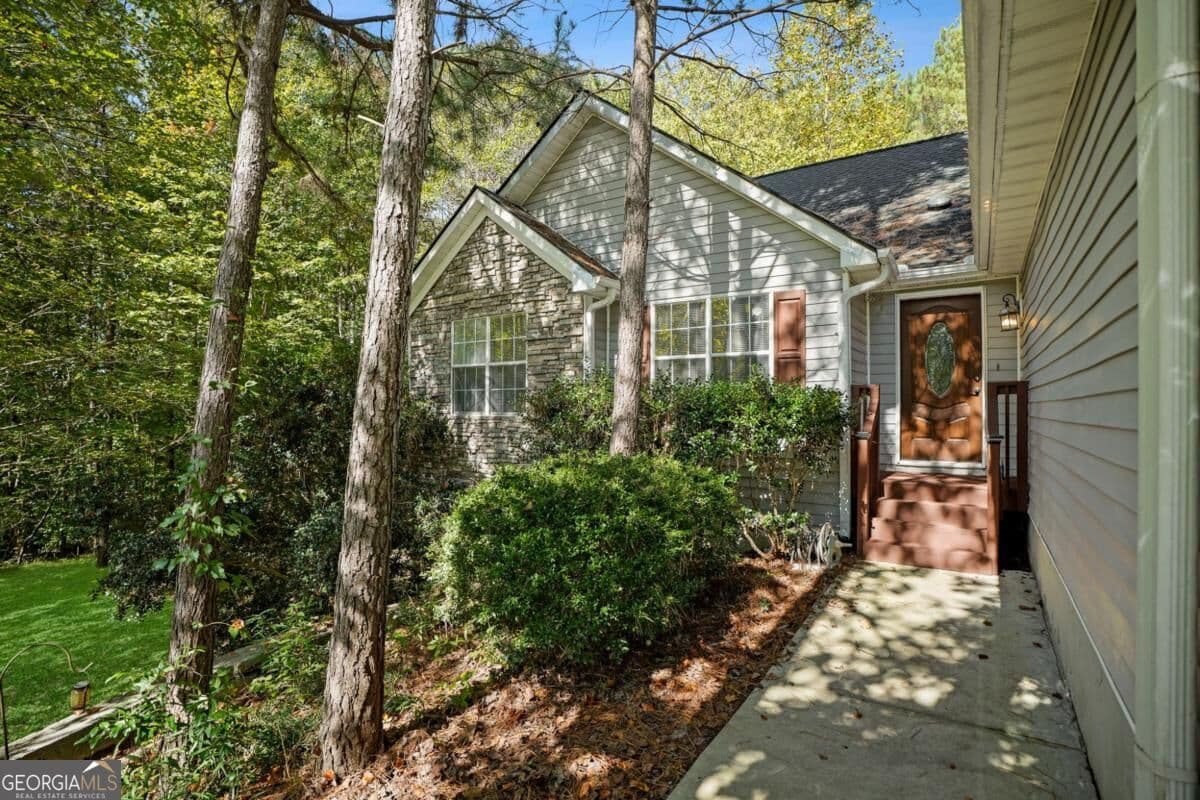 4 bedroom, 2 bathroom, 1,851 sq ft single family residence for sale at 2072 Amberly Crossing Lane, Dacula, GA 30019