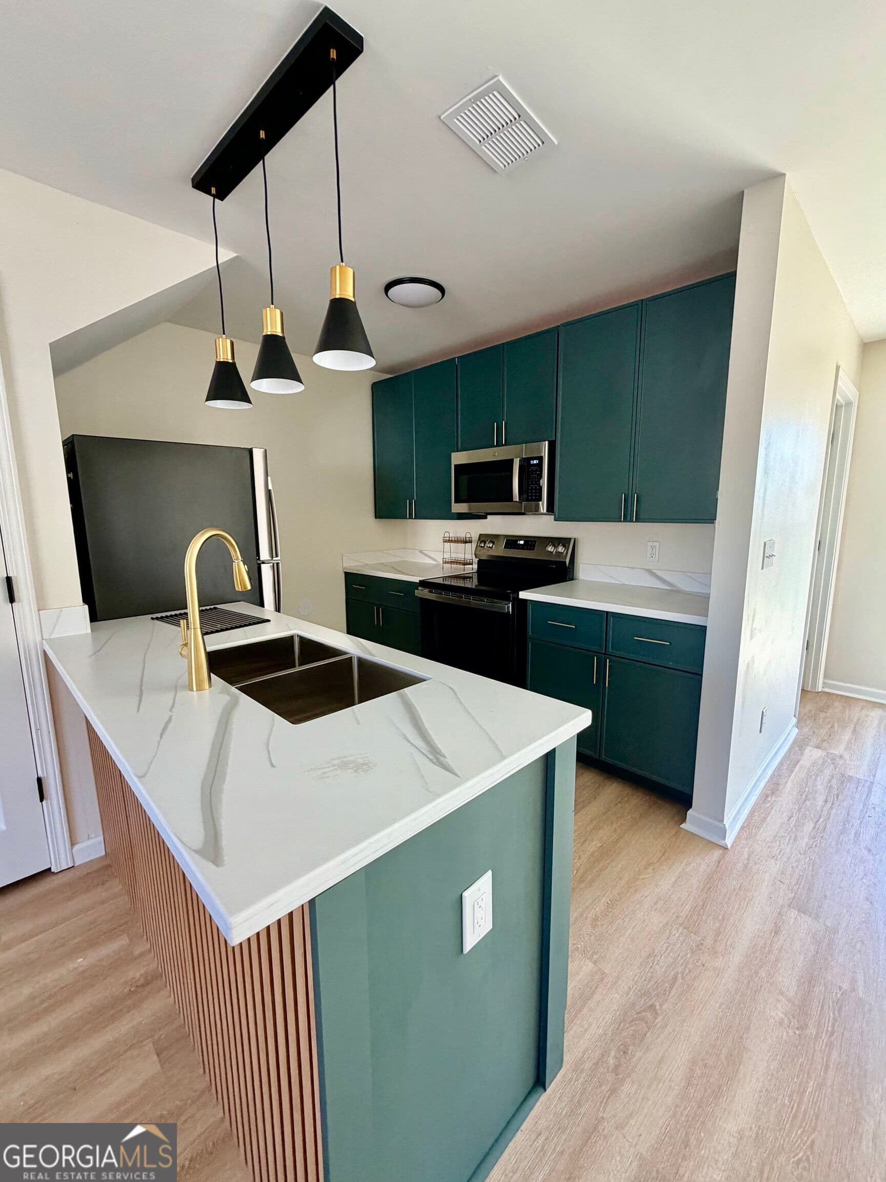 2 bedroom, 1.5 bathroom, 1,005 sq ft townhouse for rent at 2868 Florence Drive, Gainesville, GA 30504 for $1,495 a month — photo 1 of 1