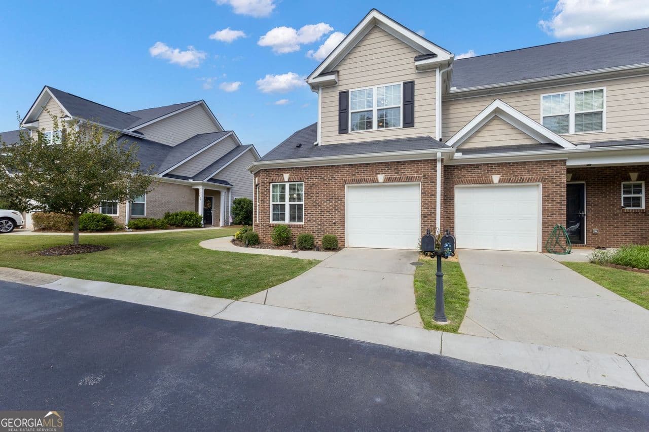 3 bedroom, 2.5 bathroom, 1,696 sq ft townhouse for sale at 172 Granite Way, Newnan, GA 30265 — photo 2