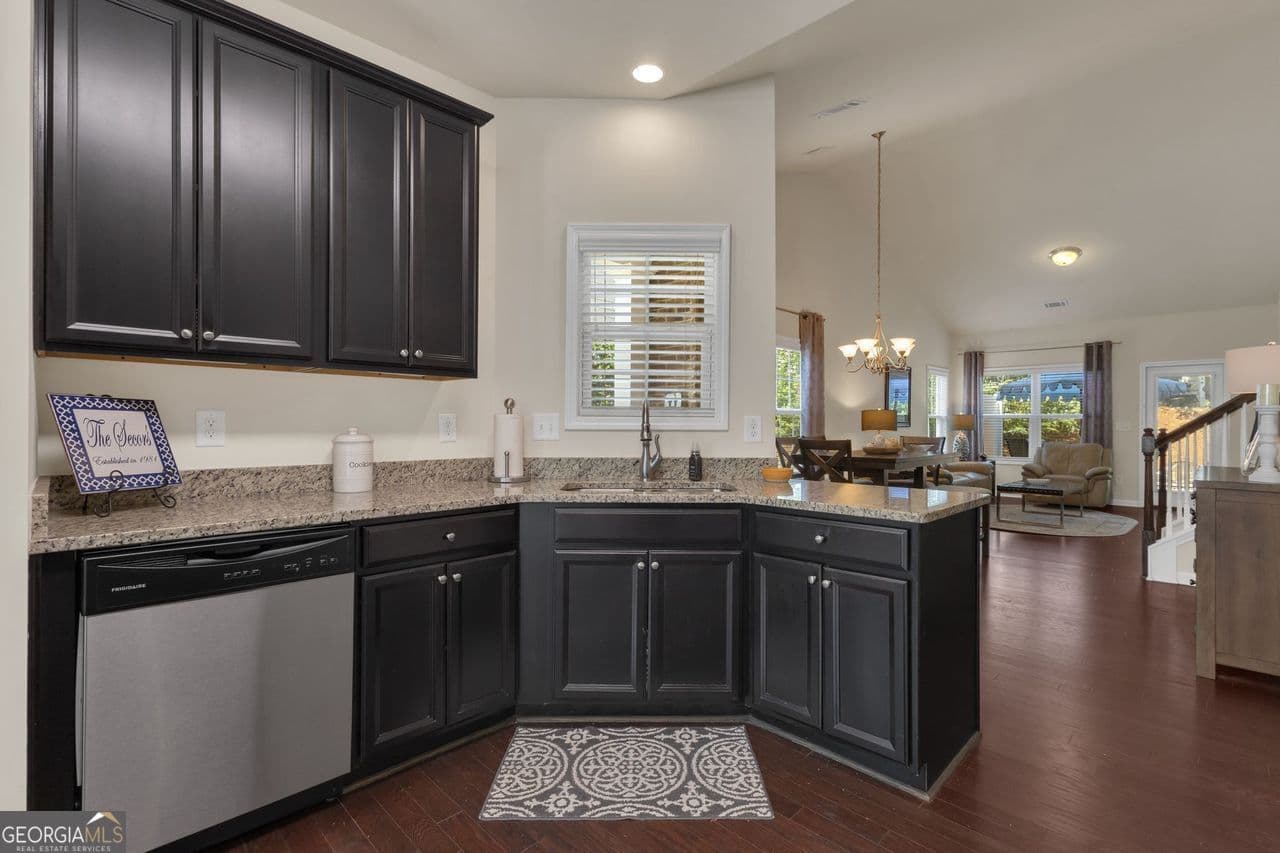 3 bedroom, 2.5 bathroom, 1,696 sq ft townhouse for sale at 172 Granite Way, Newnan, GA 30265 — photo 9