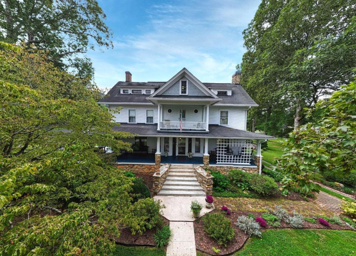 5 bedroom, 4 bathroom single family residence sold at 1194 Main Street, Andrews, NC 28901