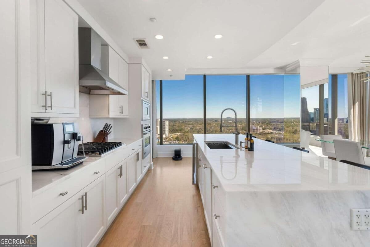 3 bedroom, 2.5 bathroom condominium for rent at 3630 Peachtree Road 2204, Atlanta, GA 30326 for $11,500 a month — photo 10