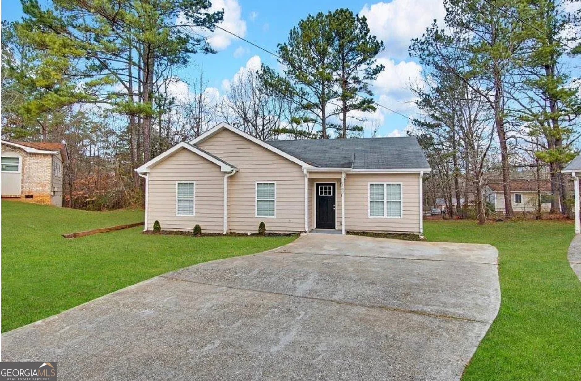 3 bedroom, 2 bathroom, 1,084 sq ft single family residence for sale at 9102 Morris Drive, Covington, GA 30014 — photo 1 of 3