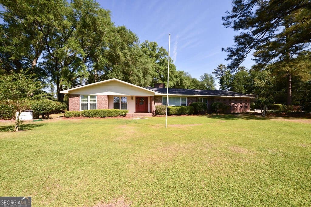 3 bedroom, 3 bathroom, 2,500 sq ft single family residence for sale at 39 Adams Street, Jesup, GA 31545