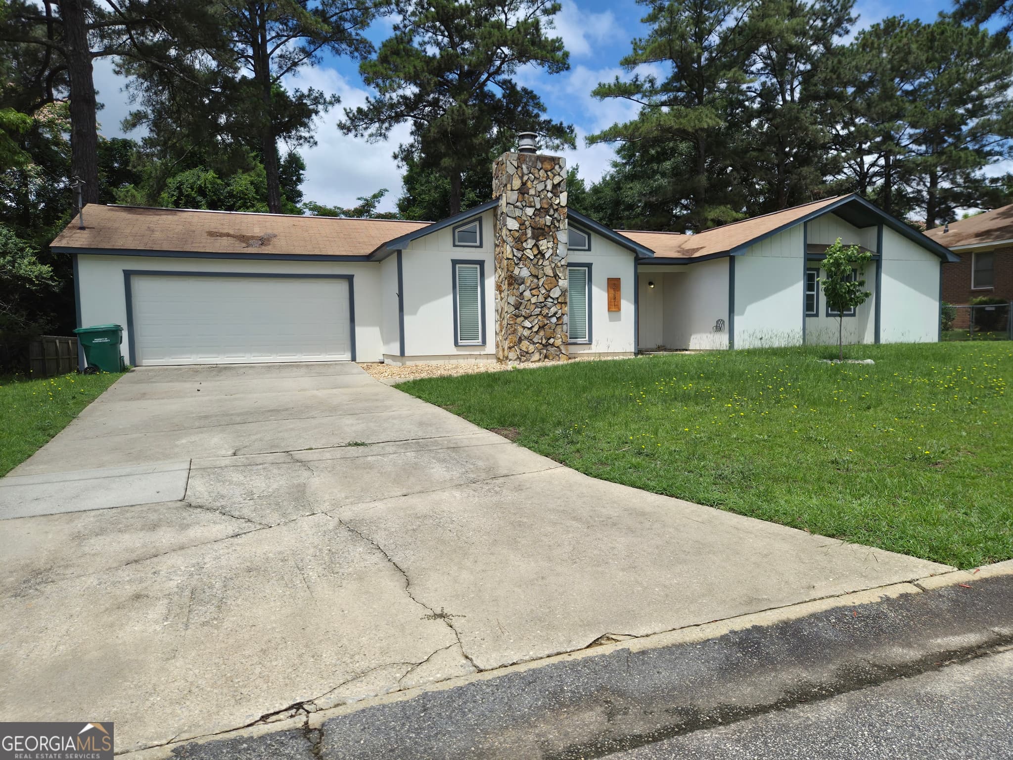3 bedroom, 2 bathroom, 2,052 sq ft single family residence for sale at 221 Gilchrist Drive, Warner Robins, GA 31093 — photo 2