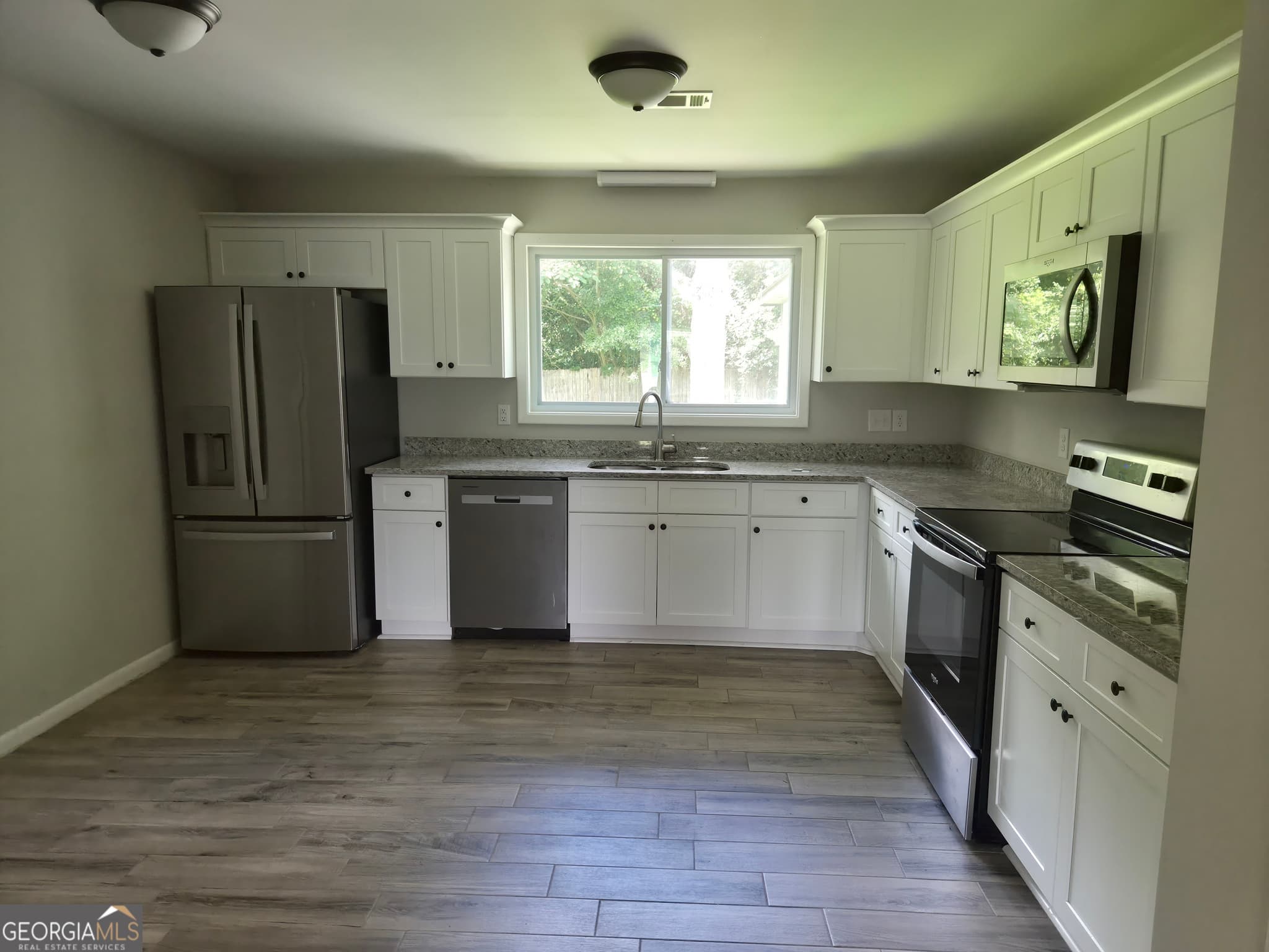 3 bedroom, 2 bathroom, 2,052 sq ft single family residence for sale at 221 Gilchrist Drive, Warner Robins, GA 31093 — photo 3
