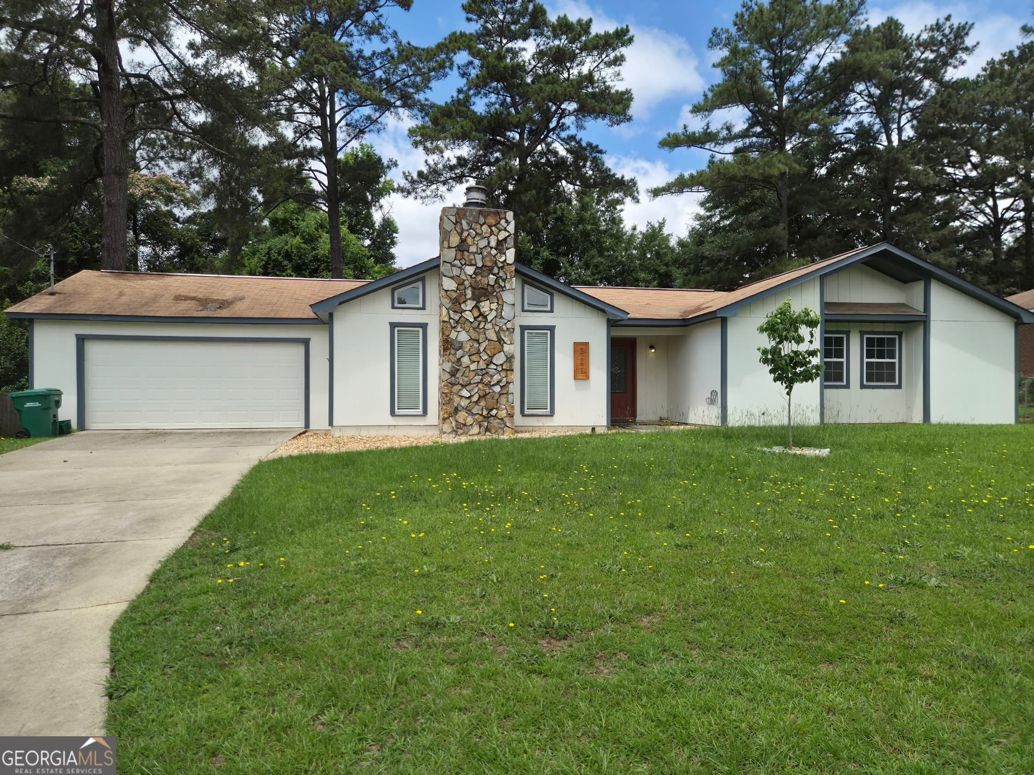 3 bedroom, 2 bathroom, 2,052 sq ft single family residence for sale at 221 Gilchrist Drive, Warner Robins, GA 31093 — photo 1 of 24