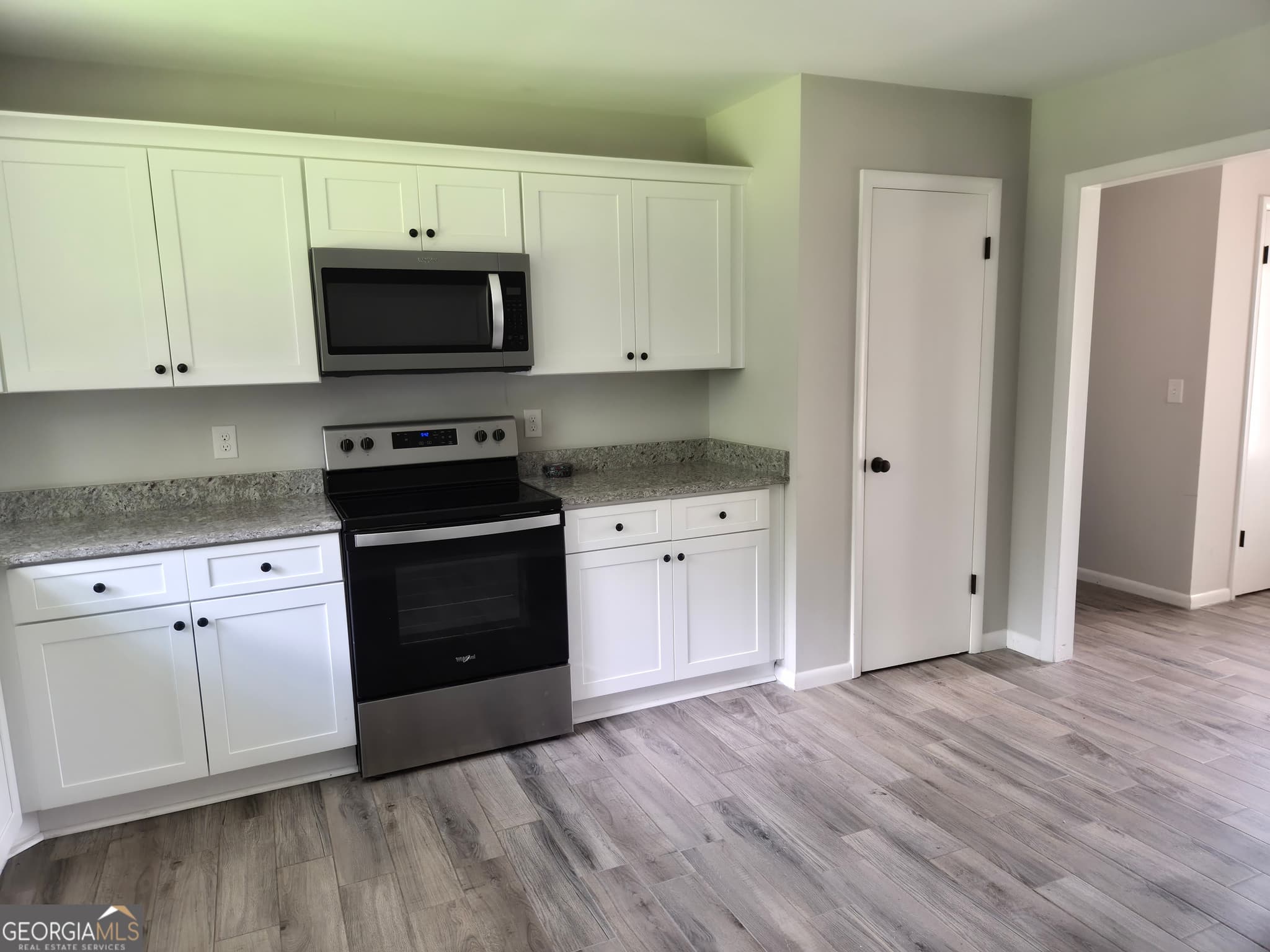3 bedroom, 2 bathroom, 2,052 sq ft single family residence for sale at 221 Gilchrist Drive, Warner Robins, GA 31093 — photo 5