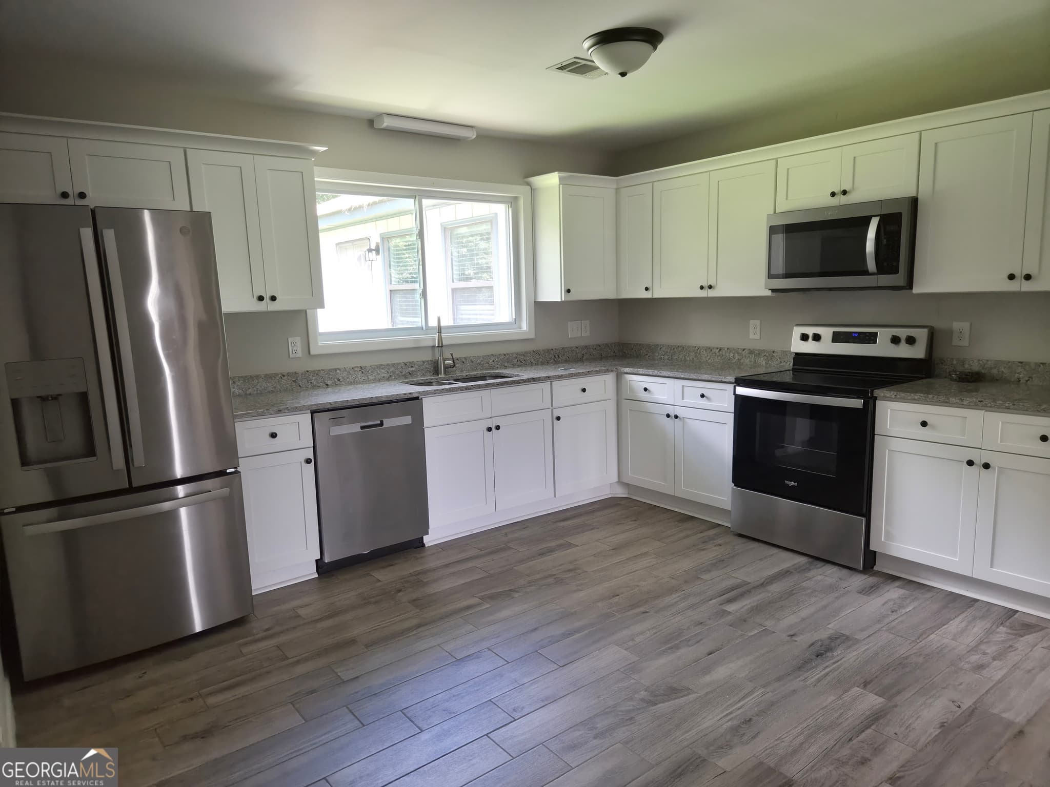 3 bedroom, 2 bathroom, 2,052 sq ft single family residence for sale at 221 Gilchrist Drive, Warner Robins, GA 31093 — photo 4