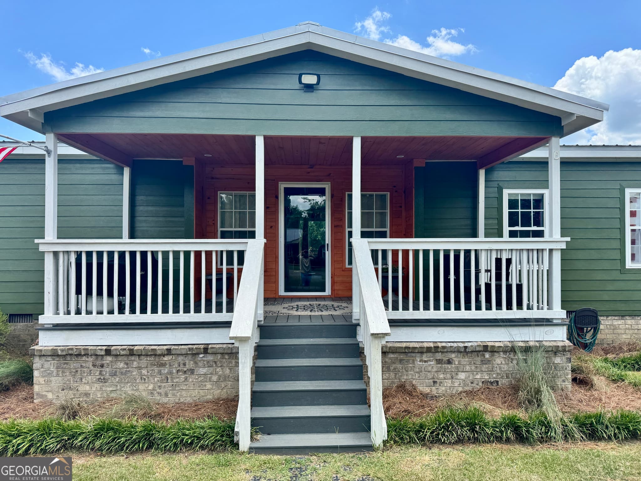 6 bedroom, 3 bathroom, 2,560 sq ft manufactured home,single family residence for sale at 49 W Pearl Street, Alamo, GA 30411 — photo 2