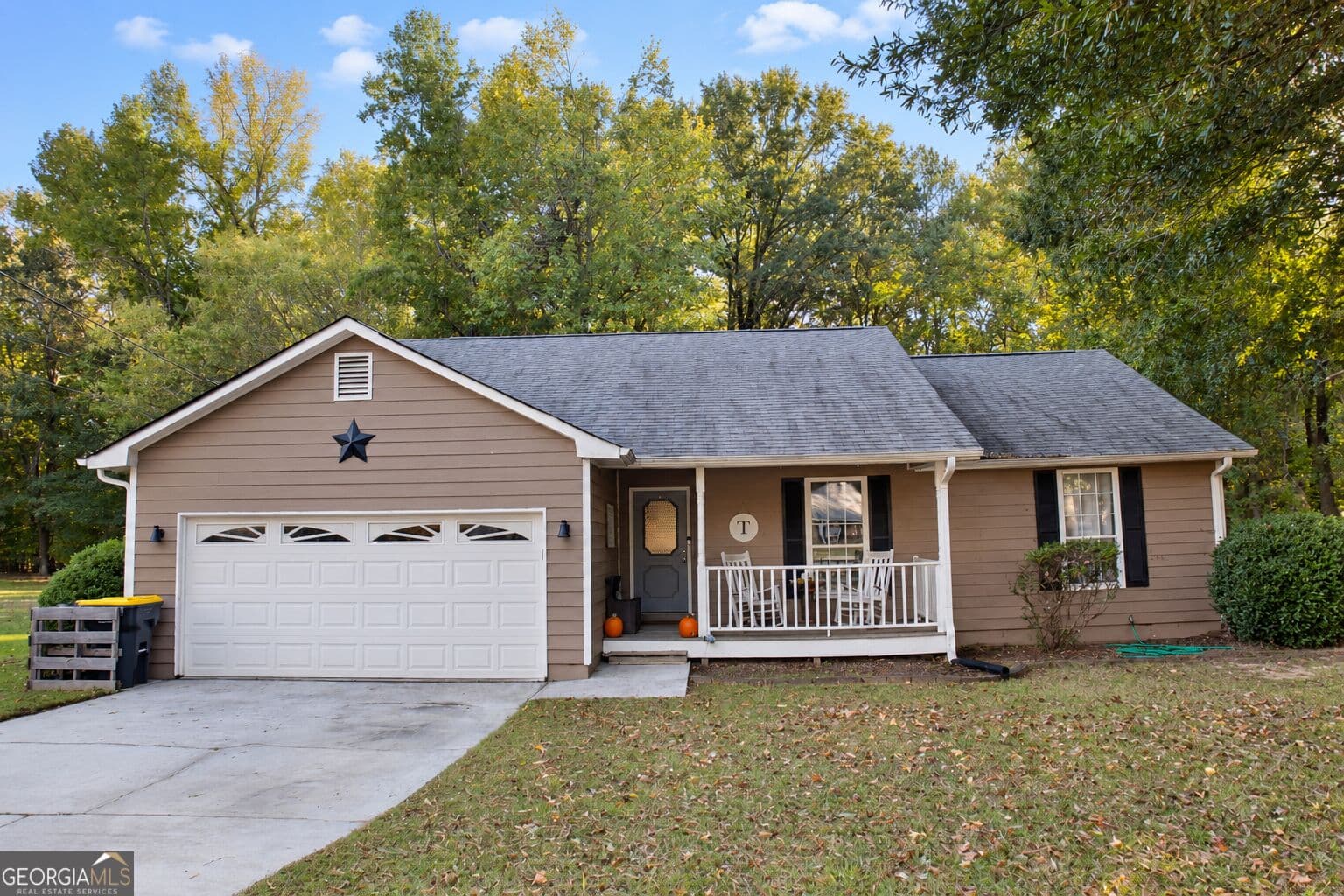 3 bedroom, 2 bathroom, 1,344 sq ft single family residence for sale at 435 Lone Oak Drive, Senoia, GA 30276 — photo 1 of 42