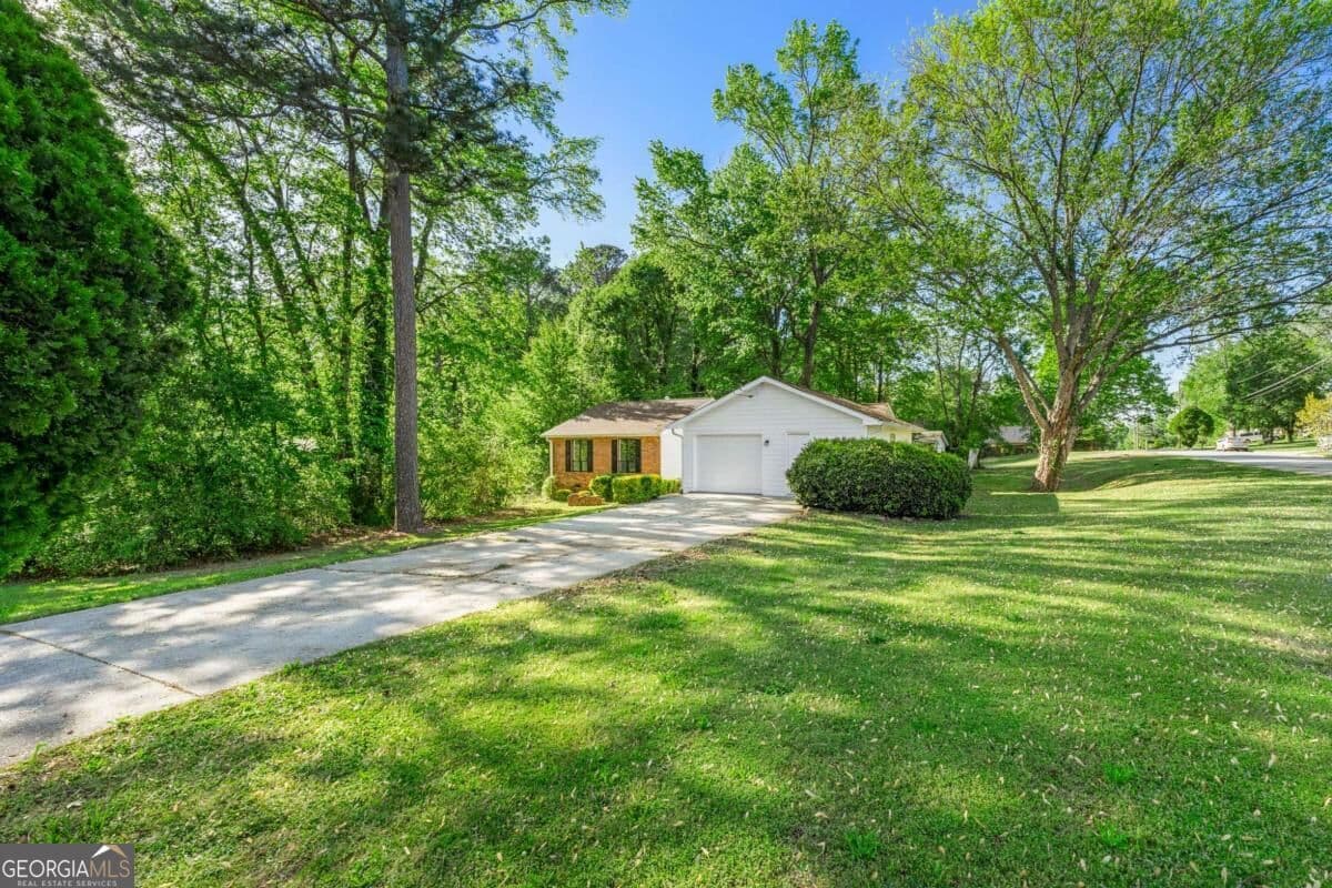 4 bedroom, 2 bathroom, 1,898 sq ft single family residence for sale at 2254 Lisbon Lane, Jonesboro, GA 30236 — photo 2