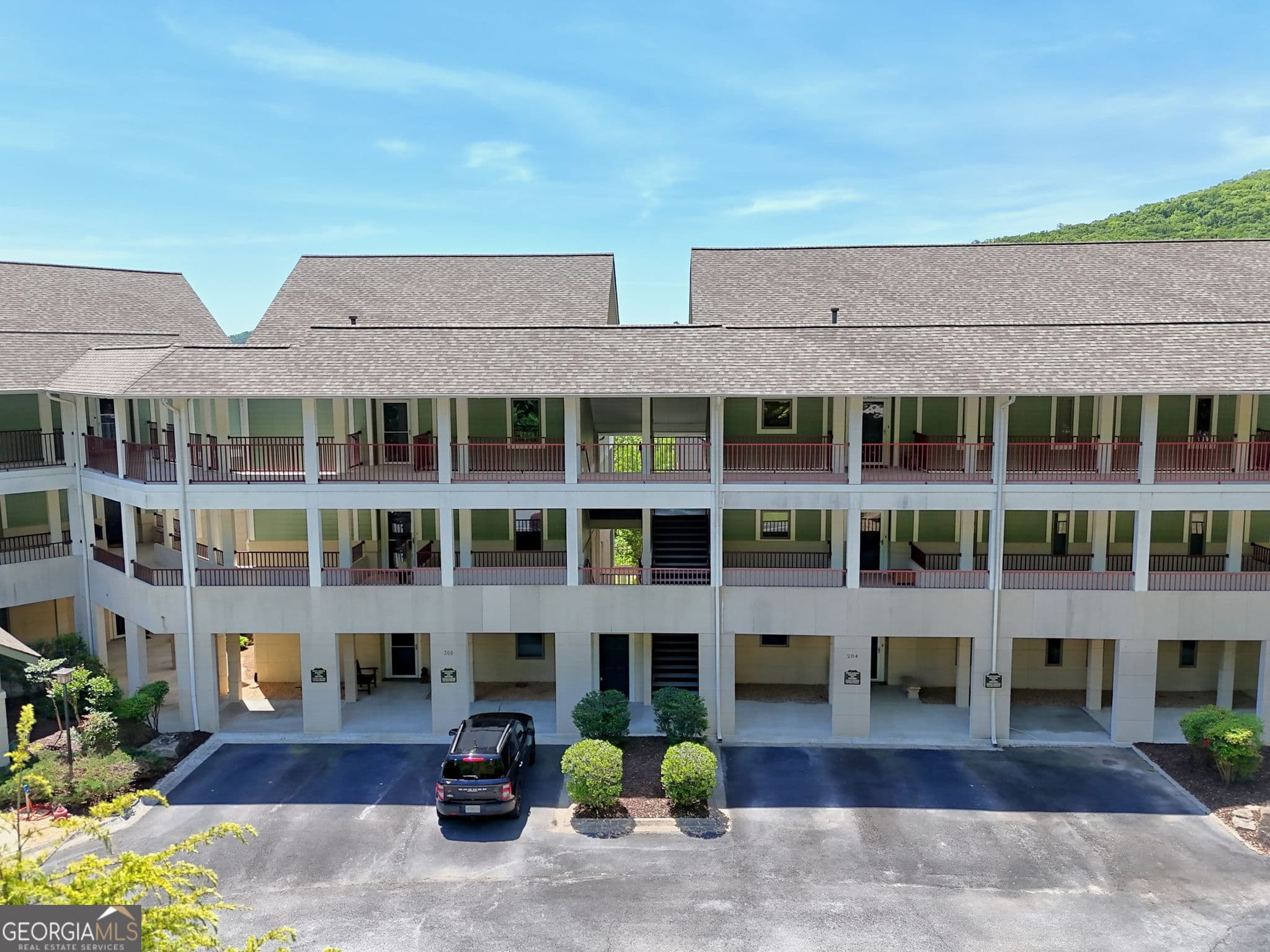2 bedroom, 2 bathroom, 1,124 sq ft condominium under contract at 300 Banister Drive 201, Clayton, GA 30525 — photo 3