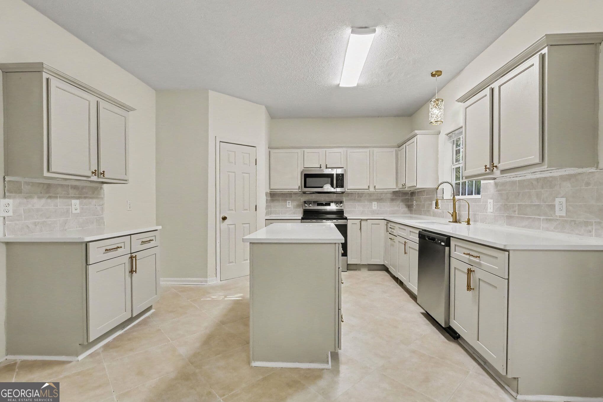 4 bedroom, 2.5 bathroom, 2,461 sq ft single family residence for sale at 6316 Polar Fox Court, South Fulton, GA 30296 — photo 9