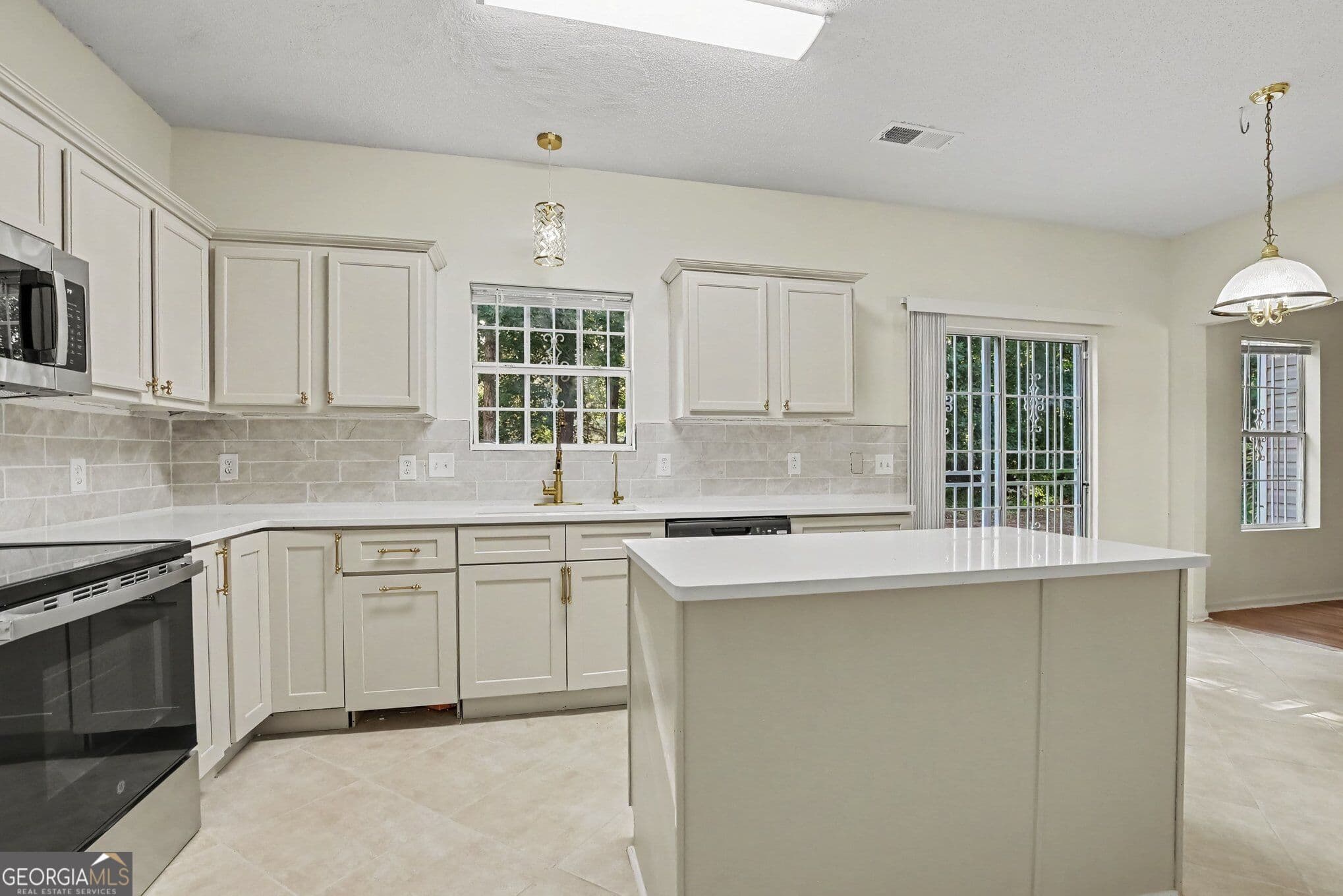 4 bedroom, 2.5 bathroom, 2,461 sq ft single family residence for sale at 6316 Polar Fox Court, South Fulton, GA 30296 — photo 10
