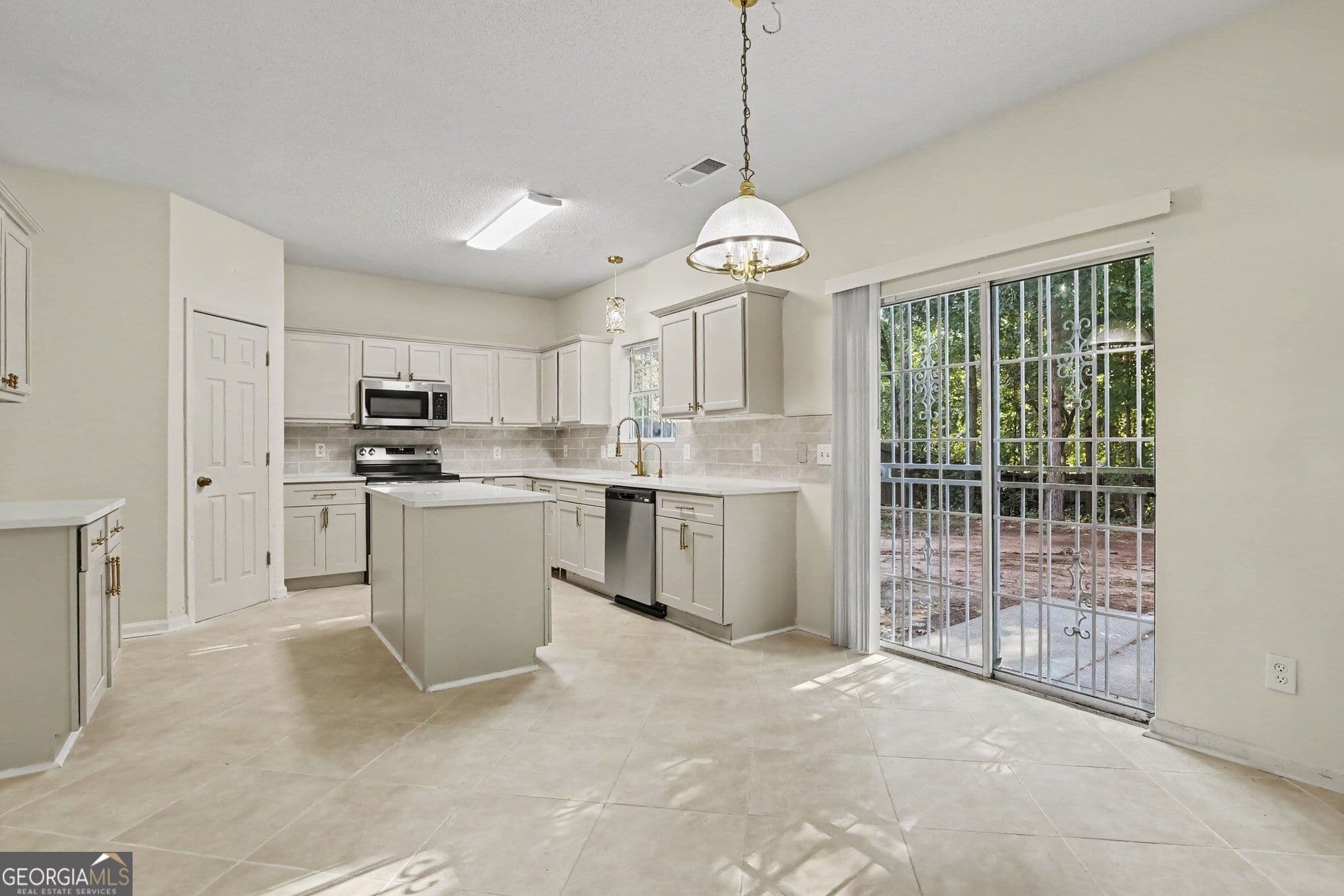 4 bedroom, 2.5 bathroom, 2,461 sq ft single family residence for sale at 6316 Polar Fox Court, South Fulton, GA 30296 — photo 8